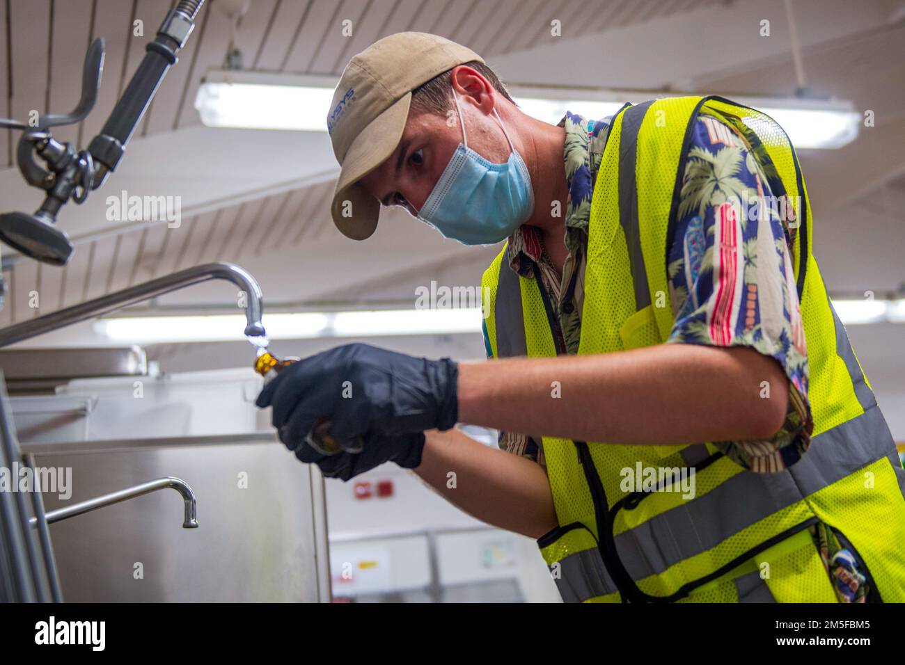 AIEA, Hawaii (11 marzo 2022) ben Joy, un appaltatore del comando Naval Facilities Engineering Systems, raccoglie un campione d'acqua presso la Red Hill Elementary School come parte di un piano approvato interagenzia per il monitoraggio a lungo termine dell'acqua potabile. Gli Stati Uniti Navy sta lavorando a stretto contatto con il Dipartimento della Salute delle Hawaii, Stati Uniti Environmental Protection Agency e gli Stati Uniti Esercito per ripristinare l'acqua potabile sicura alle comunità abitative di Joint base Pearl Harbor-Hickam attraverso il campionamento e il lavaggio, e il recupero del pozzo di Red Hill. Per informazioni dettagliate, visitare il sito Web www.navy.mil/jointbasewater. STATI UNITI Foto della Marina di ma Foto Stock