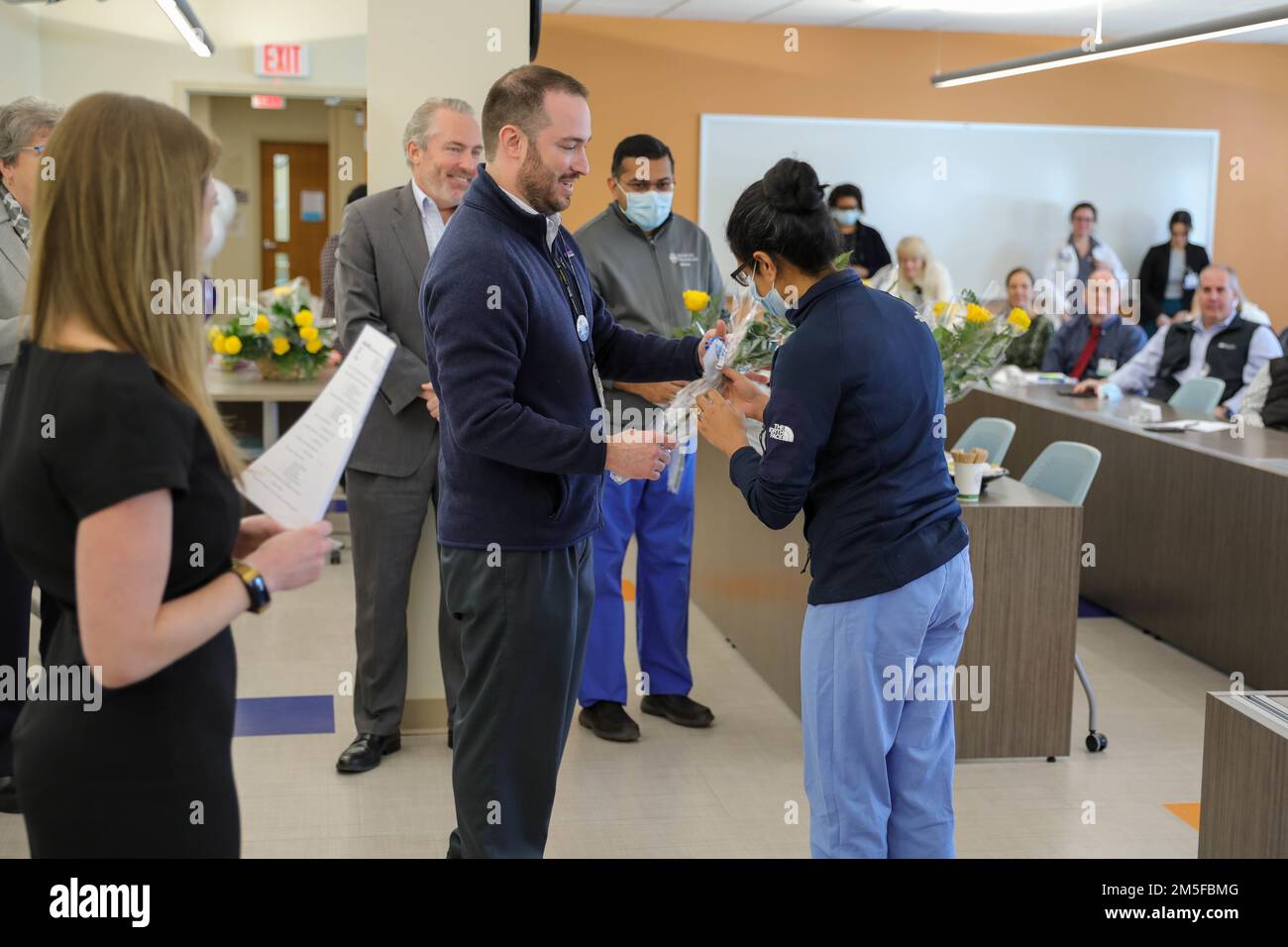 BROCKTON, Mass. – Il personale del Signature Healthcare Brockton Hospital ringrazia il team medico militare dispiegato a Brockton, Massachusetts, in uno degli ultimi giorni di operazioni presso l'ospedale durante le operazioni COVID Response, 11 marzo 2022. Stati Uniti Northern Command, attraverso gli Stati Uniti Army North, rimane impegnata a fornire supporto flessibile al Dipartimento della Difesa per l'intera risposta COVID del governo. Foto Stock