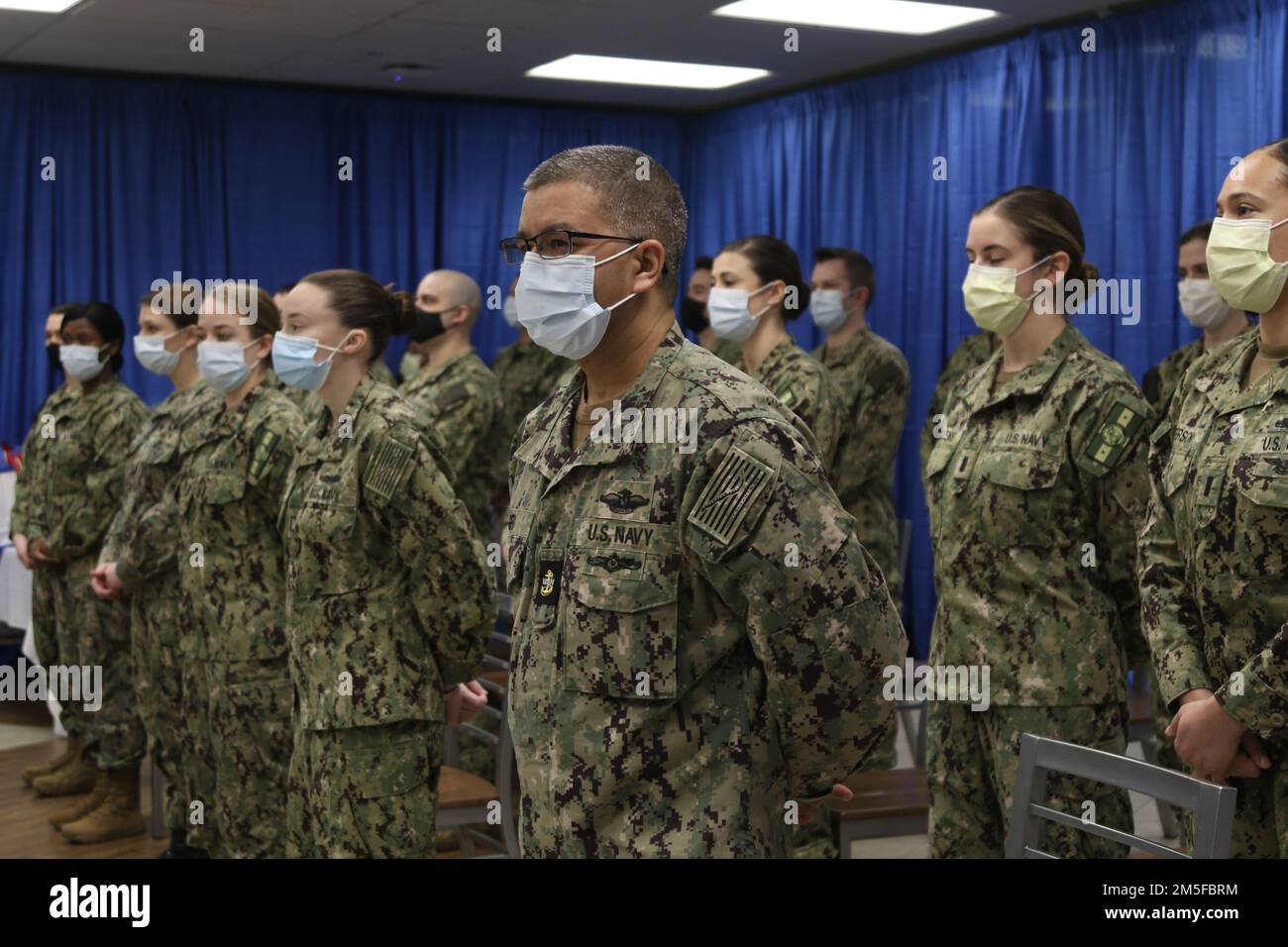 BUFFALO, N.Y. – STATI UNITI Il personale del team medico della Marina si unisce per una cerimonia di chiusura per terminare formalmente le operazioni di risposta COVID presso l'Erie County Medical Center di Buffalo, New York, 11 marzo 2022. Northern Command, attraverso gli Stati Uniti Army North, rimane impegnata a fornire un supporto flessibile al Dipartimento della Difesa per l'intera risposta COVID del governo. Foto Stock