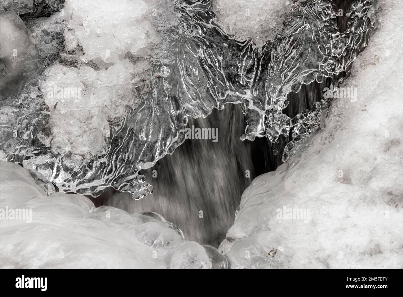 Schemi di ghiaccio astratti su Rockhouse Creek - Pisgah National Forest, vicino a Brevard, North Carolina, USA Foto Stock