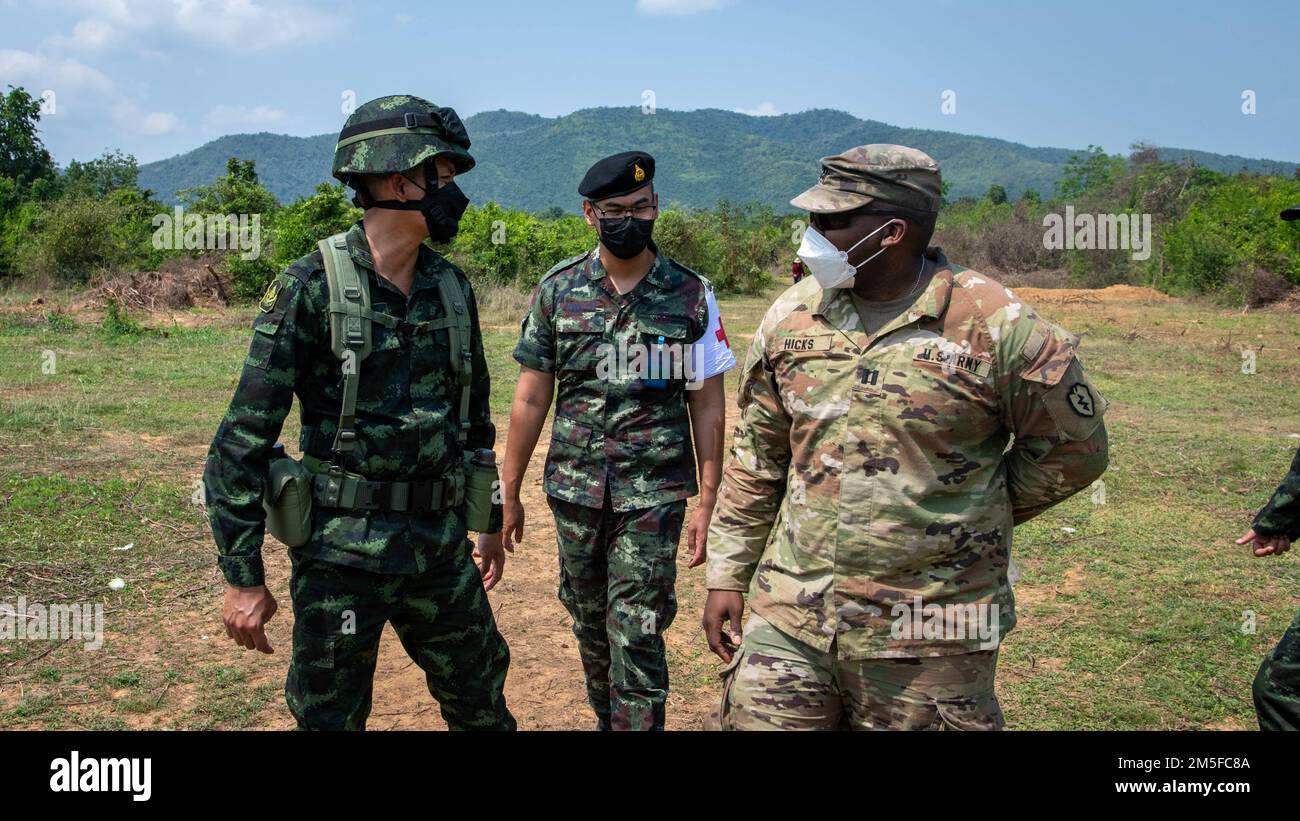 CPT. Artist Hicks, 3rd squadra di combattimento della Brigata della Fanteria, 25th reggimento della Fanteria, discute l'addestramento del guardiano di Hanuman con gli ufficiali dello stato maggiore dell'Esercito tailandese reale, 11 marzo 2022, Fort Thanarat. La leadership ha visitato l'addestramento al fuoco vivo, ha pranzato con le truppe che hanno partecipato all'addestramento nella giungla e ha osservato l'addestramento degli esplosivi di Sapper. Foto Stock