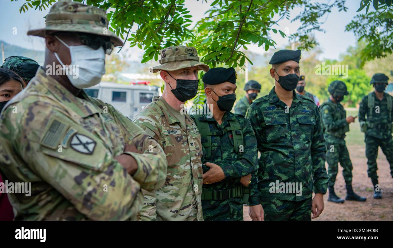 Josh Bookout, Comandante, 3rd squadra di combattimento della Brigata di Fanteria, 25th reggimento di Fanteria, e il comandante del 15th reggimento di Fanteria, Royal Thai Army osservano un rapporto dopo l'azione dopo un percorso di addestramento al fuoco durante Hanuman Guardian 22, 11 marzo 2022, Fort Thanarat. La leadership ha visitato l'addestramento al fuoco vivo, ha pranzato con le truppe che hanno partecipato all'addestramento nella giungla e ha osservato l'addestramento degli esplosivi di Sapper. Foto Stock