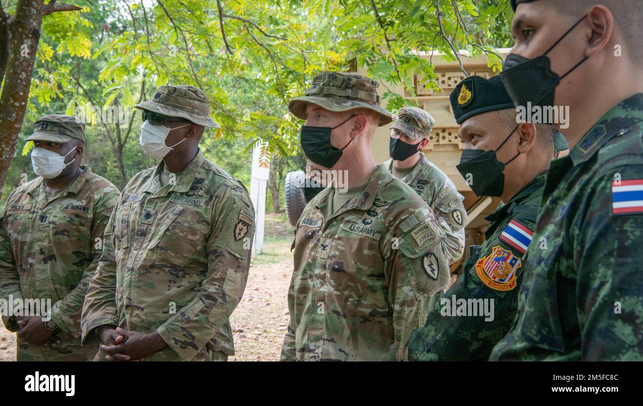 Josh Bookout, Comandante, 3rd squadra di combattimento della Brigata di Fanteria, 25th reggimento di Fanteria, e il comandante del 15th reggimento di Fanteria, Royal Thai Army osservano un rapporto dopo l'azione dopo un percorso di addestramento al fuoco durante Hanuman Guardian 22, 11 marzo 2022, Fort Thanarat. La leadership ha visitato l'addestramento al fuoco vivo, ha pranzato con le truppe che hanno partecipato all'addestramento nella giungla e ha osservato l'addestramento degli esplosivi di Sapper. Foto Stock