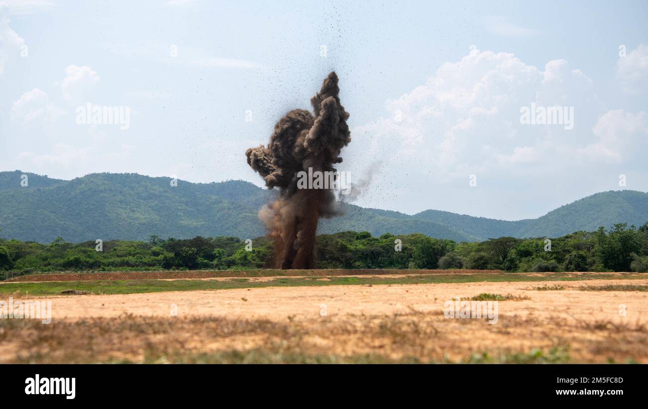 Le cariche di cratering esplodono simultaneamente come parte dell'addestramento di Sapper, 11 marzo 2022, Fort Thanarat. La leadership ha visitato l'addestramento al fuoco vivo, ha pranzato con le truppe che hanno partecipato all'addestramento nella giungla e ha osservato l'addestramento degli esplosivi di Sapper. Foto Stock