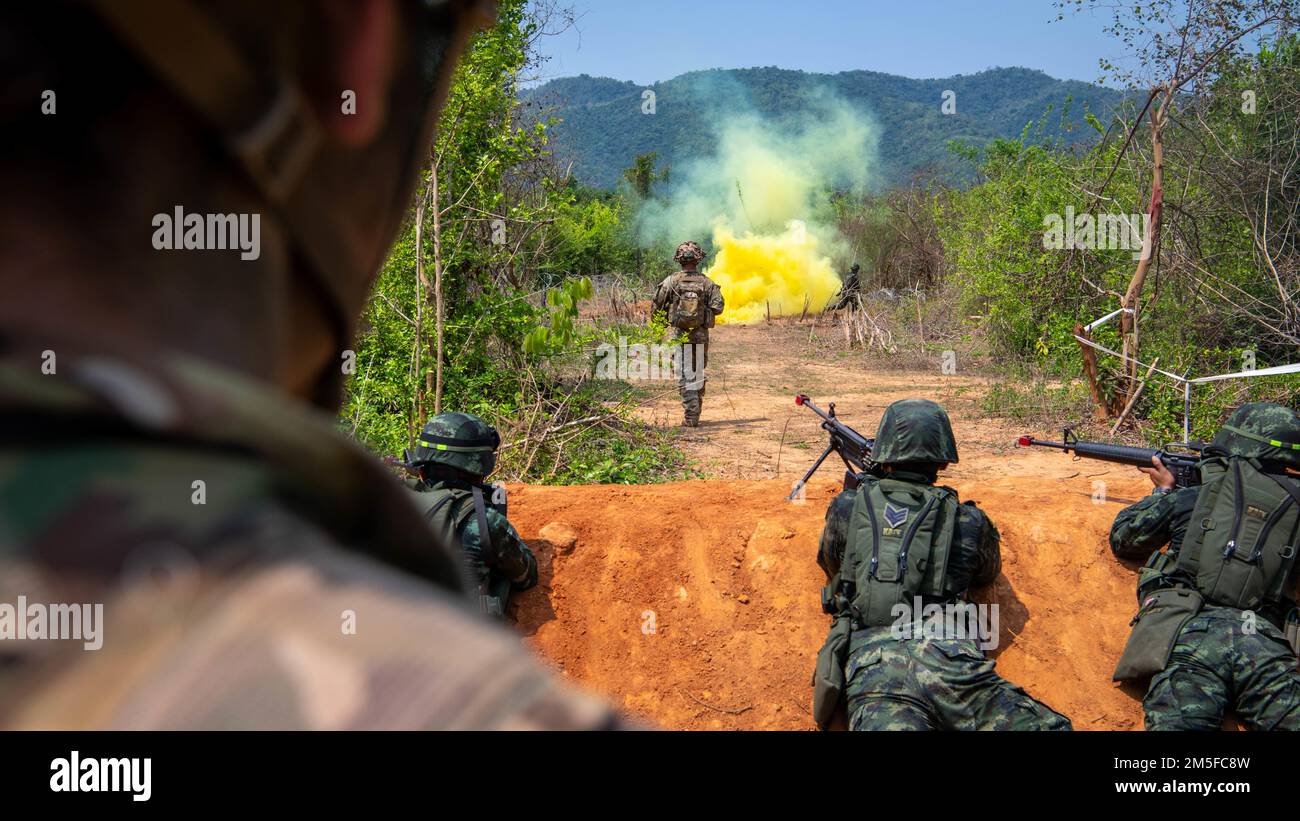 Una squadra di soldati dell'esercito tailandese reale si avvicina ad un obiettivo di addestramento durante una direzione ha osservato la corsia di addestramento di Sapper come parte di Hanuman Guardian 22, 11 marzo 2022, Fort Thanarat. La leadership ha visitato l'addestramento al fuoco vivo, ha pranzato con le truppe che hanno partecipato all'addestramento nella giungla e ha osservato l'addestramento degli esplosivi di Sapper. Foto Stock