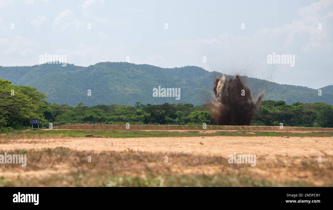 Le cariche di cratering esplodono simultaneamente come parte dell'addestramento di Sapper, 11 marzo 2022, Fort Thanarat. La leadership ha visitato l'addestramento al fuoco vivo, ha pranzato con le truppe che hanno partecipato all'addestramento nella giungla e ha osservato l'addestramento degli esplosivi di Sapper. Foto Stock