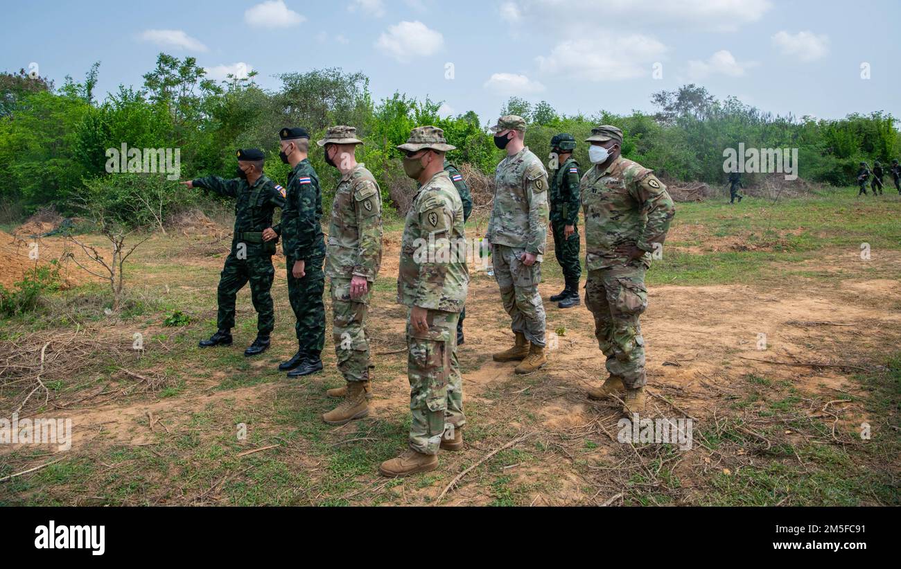 Comando Sgt. Maj. Joseph ingle, 29th Battaglione ingegnere Brigata, 3rd squadra di combattimento Brigata Fanteria, 25th reggimento Fanteria, osserva gli obiettivi di addestramento dell'addestramento dal vivo al Col. Josh Bookout, Comandante, 3rd squadra di combattimento Brigata Fanteria, 25th reggimento Fanteria, E ufficiali del 15th° Reggimento della Fanteria, Royal Thai Army, 11 marzo 2022, Fort Thanarat. La leadership ha visitato l'addestramento al fuoco vivo, ha pranzato con le truppe che hanno partecipato all'addestramento nella giungla e ha osservato l'addestramento degli esplosivi di Sapper. Foto Stock