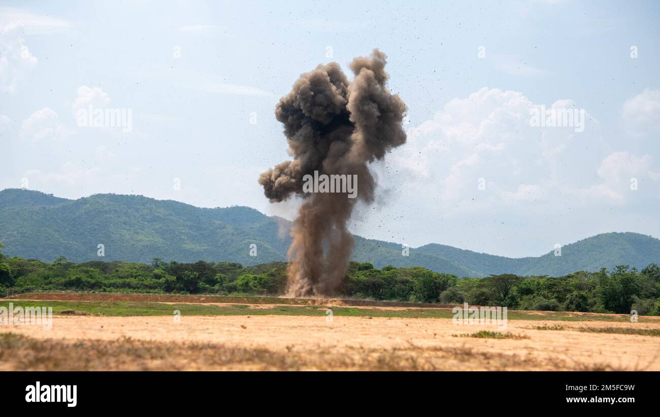 Le cariche di cratering esplodono simultaneamente come parte dell'addestramento di Sapper, 11 marzo 2022, Fort Thanarat. La leadership ha visitato l'addestramento al fuoco vivo, ha pranzato con le truppe che hanno partecipato all'addestramento nella giungla e ha osservato l'addestramento degli esplosivi di Sapper. Foto Stock
