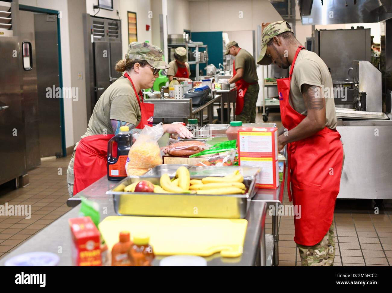 Diverse squadre preparano i loro pasti durante il concorso Chef of the Quarter 11 marzo 2022 a Hurlburt Field, Florida. L'evento ha sfidato la creatività dei team e offre l'opportunità di costruire un morale tra colleghi e leadership. Foto Stock