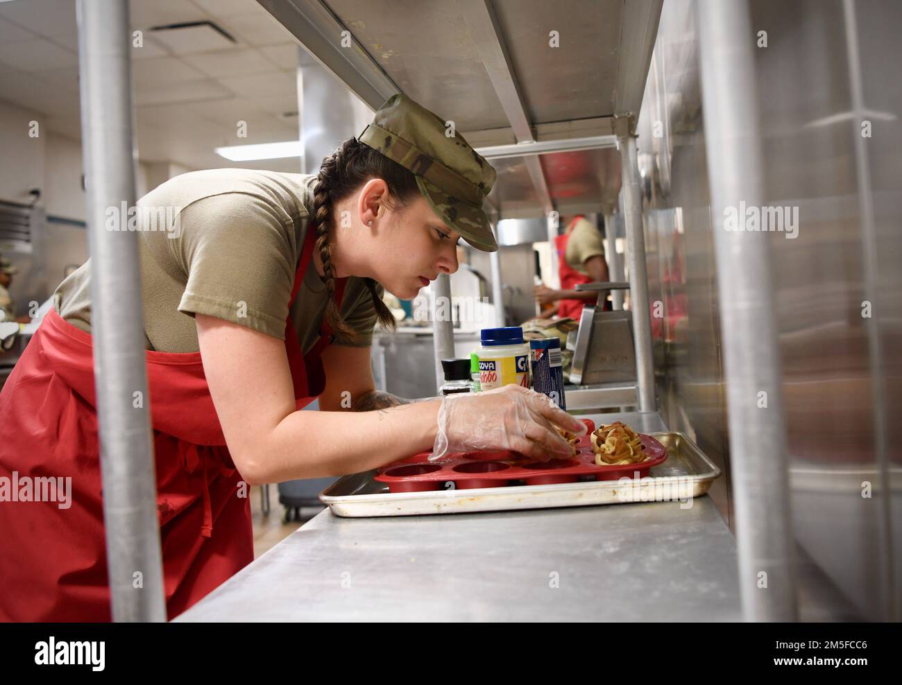 STATI UNITI Emily DeJesus, 1st Special Operations Comptroller Squadron primo sergente, prepara il suo pasto durante il Chef of the Quarter Competition 11 marzo 2022 a Hurlburt Field, Florida. L'evento ha sfidato la creatività dei team e offre l'opportunità di costruire un morale tra colleghi e leadership. Foto Stock
