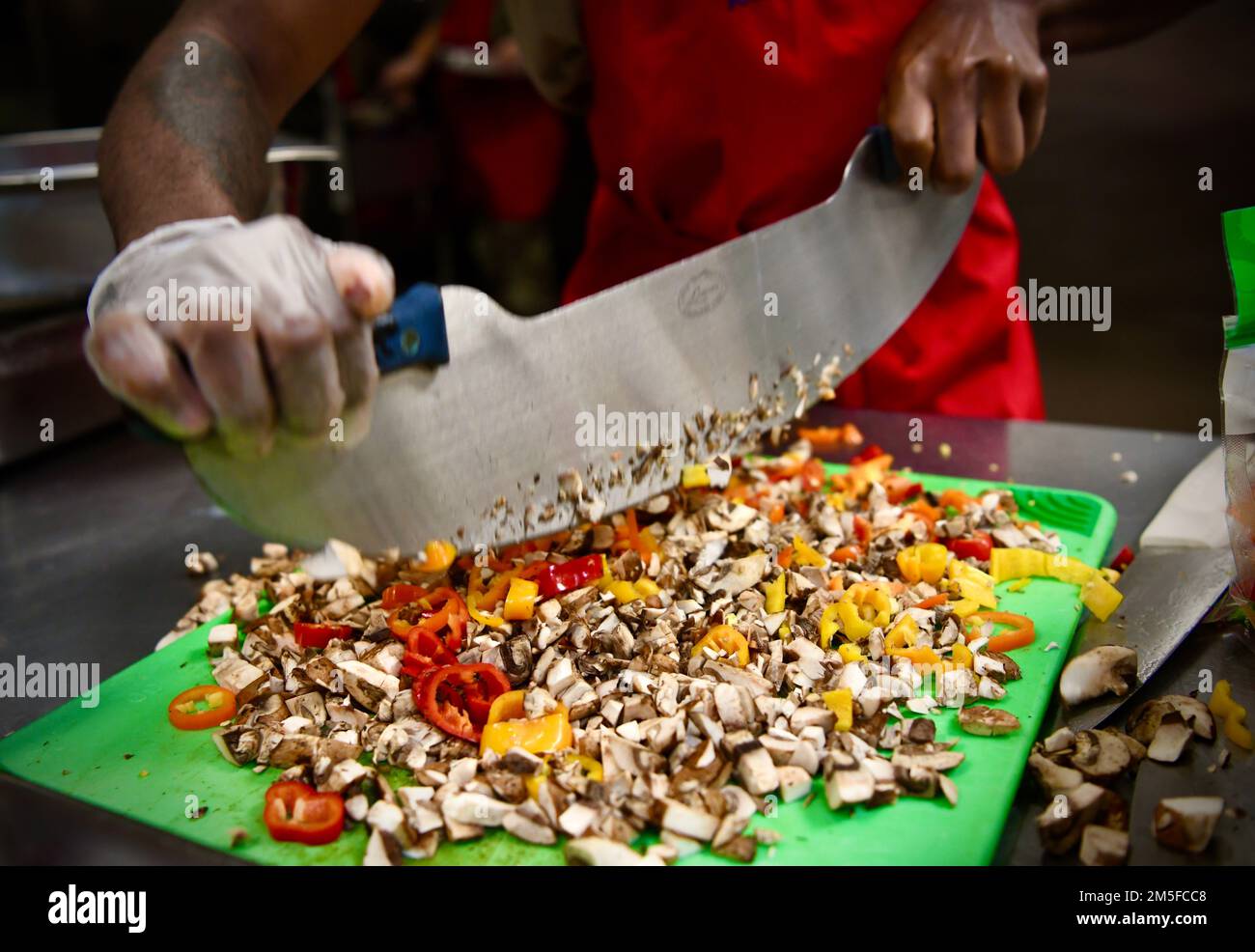 STATI UNITI Air Force Senior Airman Owens, 1st Special Operations Force Support Squadron Services Specialist, dices funghi e peperoni durante il Chef of the Quarter Competition 11 marzo 2022 a Hurlburt Field, Florida. L'evento ha sfidato la creatività dei team e offre l'opportunità di costruire un morale tra colleghi e leadership. Foto Stock