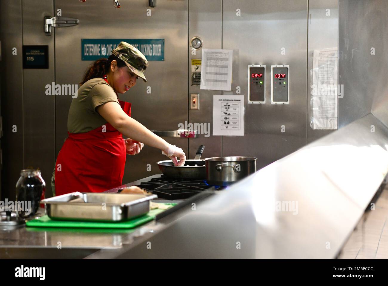 STATI UNITI Air Force Senior Airman Zitlalitzel Omana, 1st Special Operations Force Support Squadron Services Specialist, prepara la stufa durante il Chef of the Quarter Competition 11 marzo 2022 a Hurlburt Field, Florida. Lo scopo del concorso era quello di consentire agli Airmen di esprimere in modo creativo il proprio fascino individuale e la propria diversità culturale. Foto Stock
