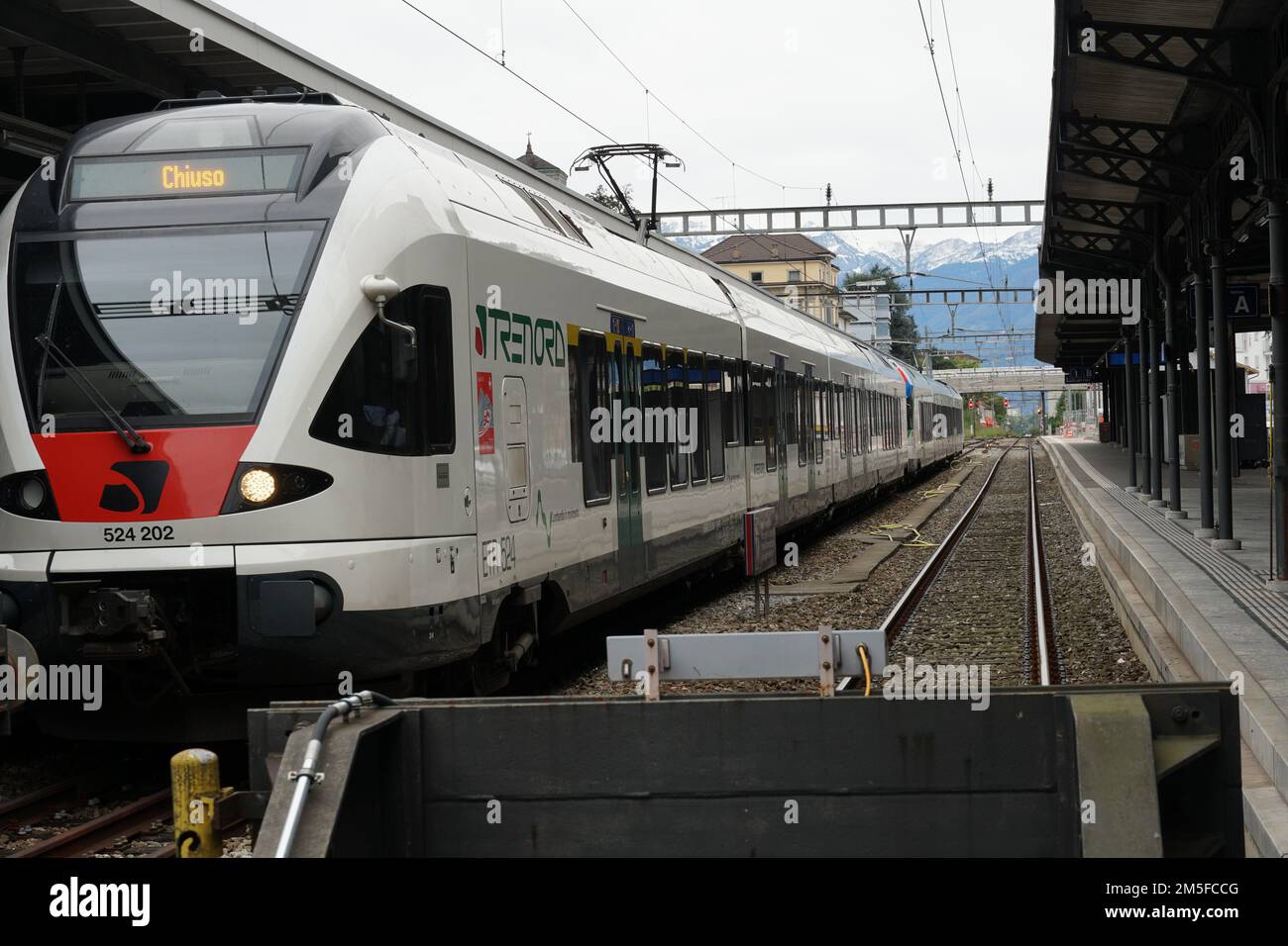 Fast Light Intercity e Regional Train chiamato anche Stadler FLIRT in attesa di viaggiatori nella stazione di Locarno. Foto Stock