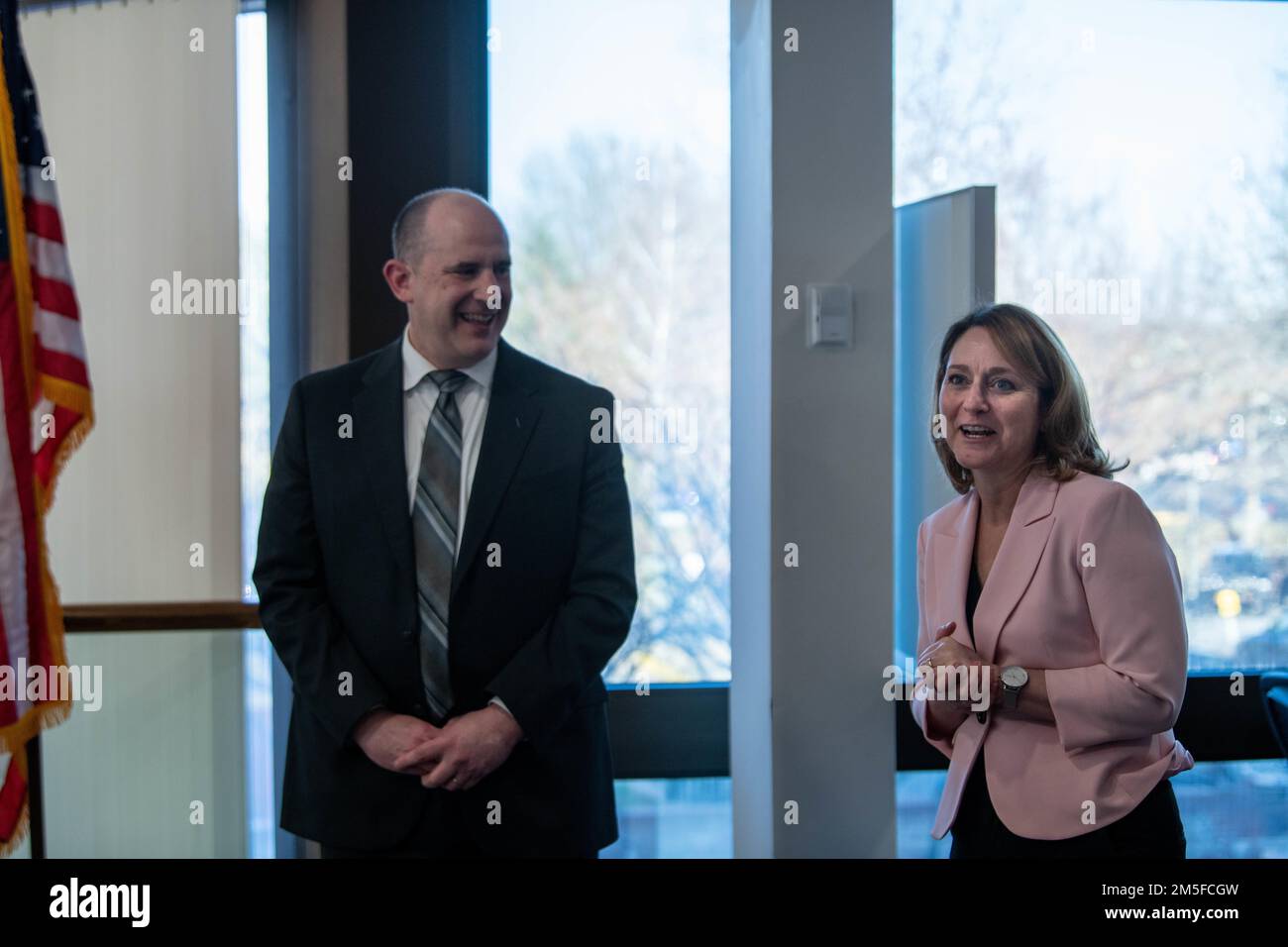 Il Vice Segretario della Difesa Kathleen H. Hicks parla ai membri del personale dell'Ufficio capacità strategiche dopo un tour delle loro strutture a Chantilly, Virginia, 11 marzo 2022. (Foto DOD di U.S. Tecnologia Air Force. Levigatrici a pressione) Foto Stock