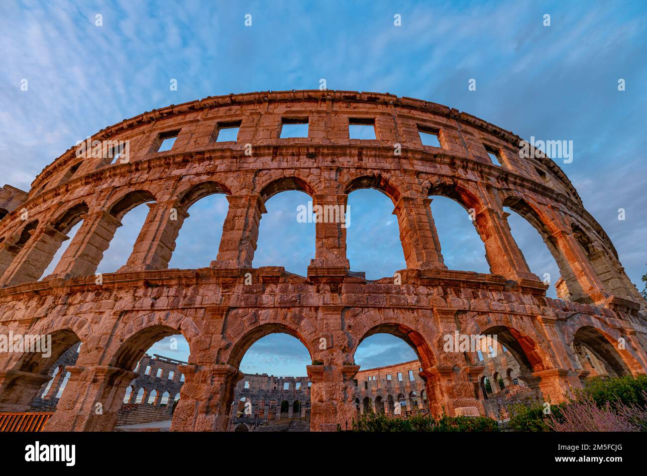 L'anfiteatro di Pola al tramonto, conosciuto anche come Colosseo di Pola, è un anfiteatro romano ben conservato a Pola, Istria, Croazia. Antica arena costruita in Foto Stock