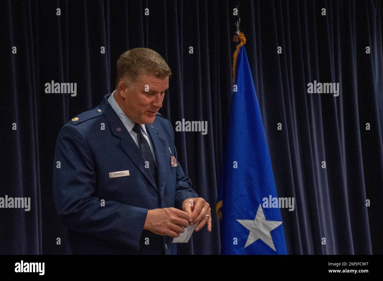 Donny Crandell, 152nd Airlift Wing Chaplain, esegue l'invocazione alla promozione del Major Robert Kolvet al colonnello tenente Venerdì. 11 marzo 2022 presso la base della Guardia Nazionale dell'aria del Nevada a Reno, Never. Foto Stock