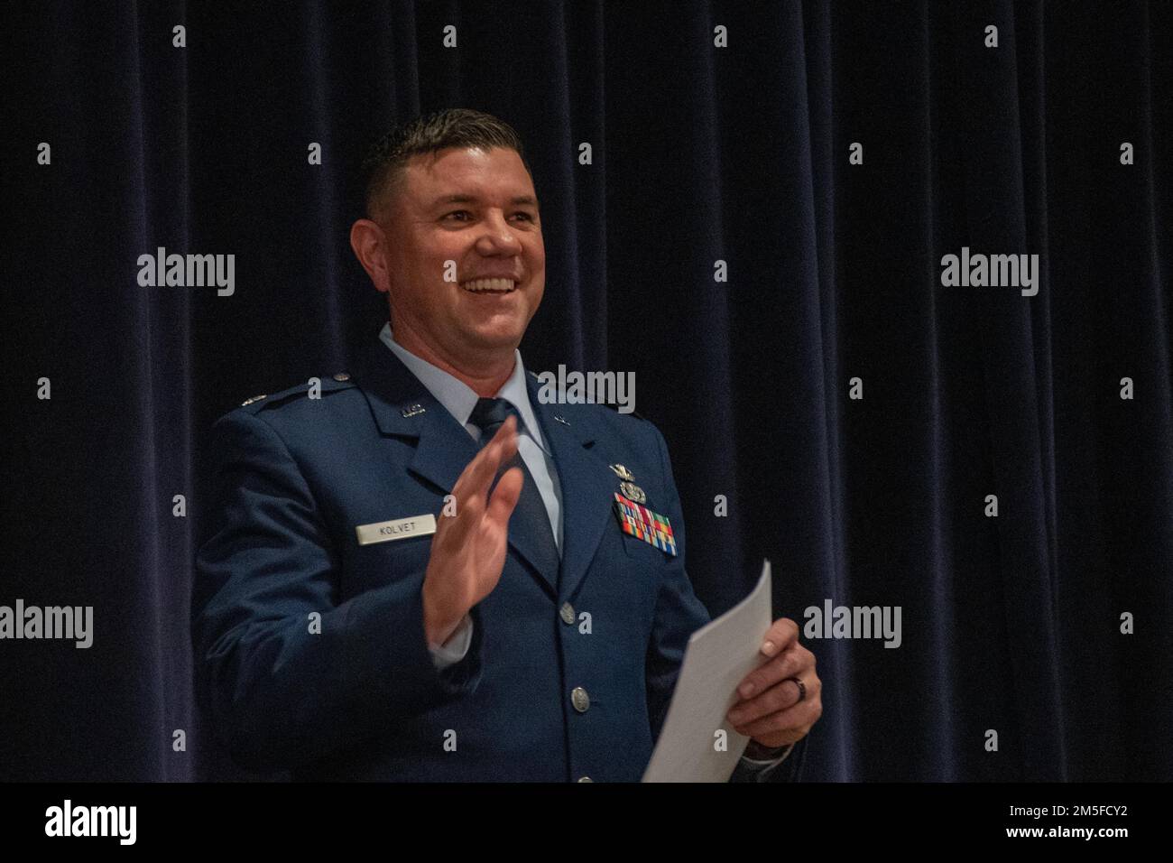 Robert Kolvet parla durante la sua cerimonia di promozione Venerdì. 11 marzo 2022 presso la base della Guardia Nazionale dell'aria del Nevada a Reno, Never. Foto Stock