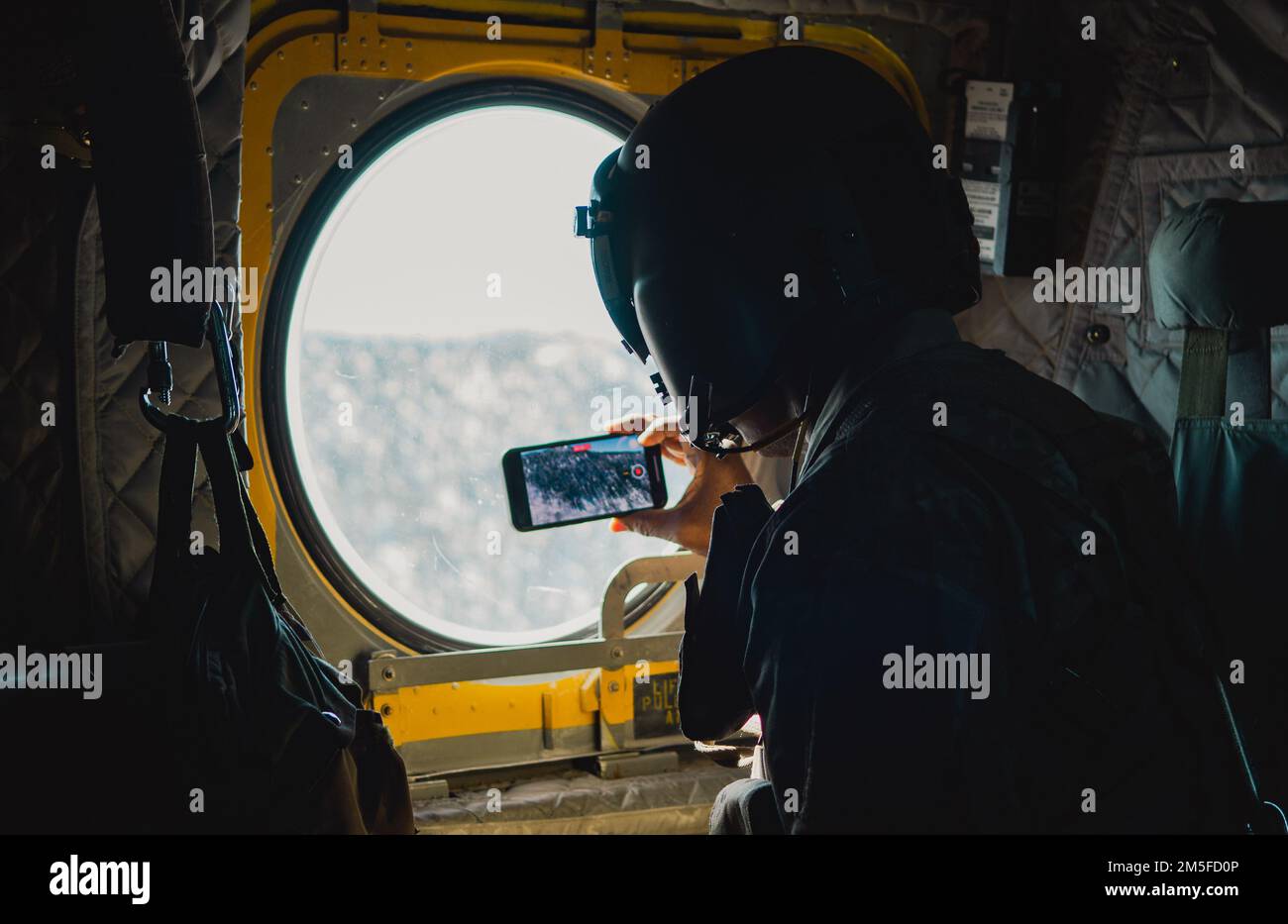 STATI UNITI Il Major dell'Aeronautica Generale Ondra Berry, Adjutant Generale dello Stato del Nevada, scatta una foto di un elicottero CH-47 Chinook dell'esercito del Nevada durante un volo incentivante sul Lago Tahoe, Nevada, 11 marzo 2022. L'equipaggio aereo di Chinook ha volato la direzione della sede centrale dello stato e più Airmen da circa la 152nd Airlift Wing intorno all'area di Reno-Tahoe. Foto Stock