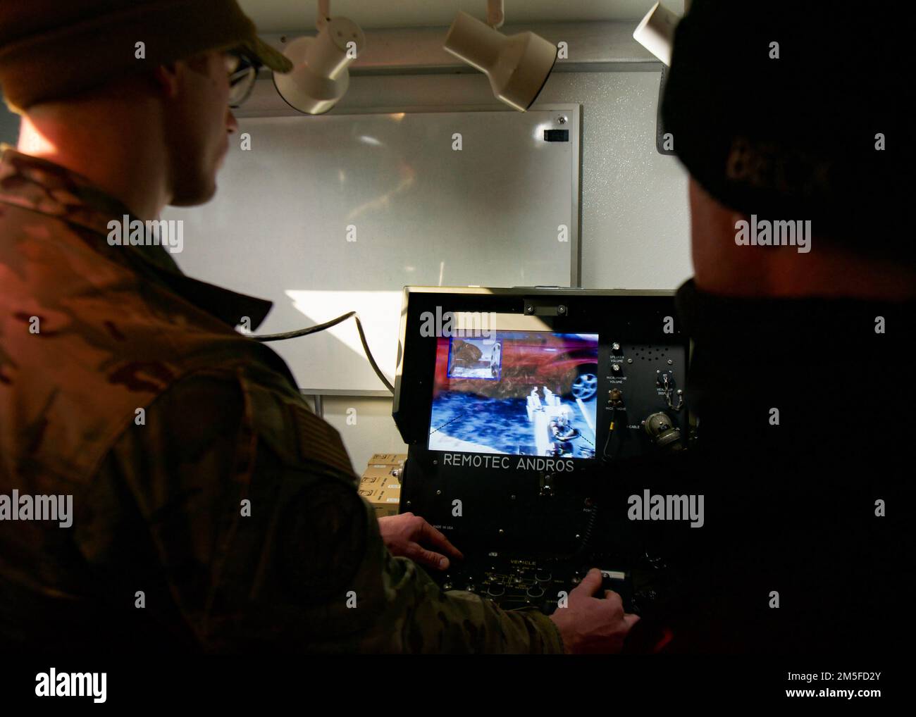 Un Airman con l'unità di smaltimento dell'ordinanza esplosiva della base dell'aeronautica di Minot 5th e la squadra di bomba del Dipartimento di polizia di Minot eseguono un esercizio insieme azionando un robot telecomandato per rimuovere un esplosivo da un veicolo il 11 marzo 2022 alla Erik Ramstad Middle School di Minot, North Dakota. I membri dei servizi di emergenza e di legge di Minot insieme al personale della base dell'aeronautica di Minot avevano l'opportunità unica di allenarsi insieme sullo smaltimento delle bombe e sulle esercitazioni di rilevamento in un ambiente scolastico. Foto Stock