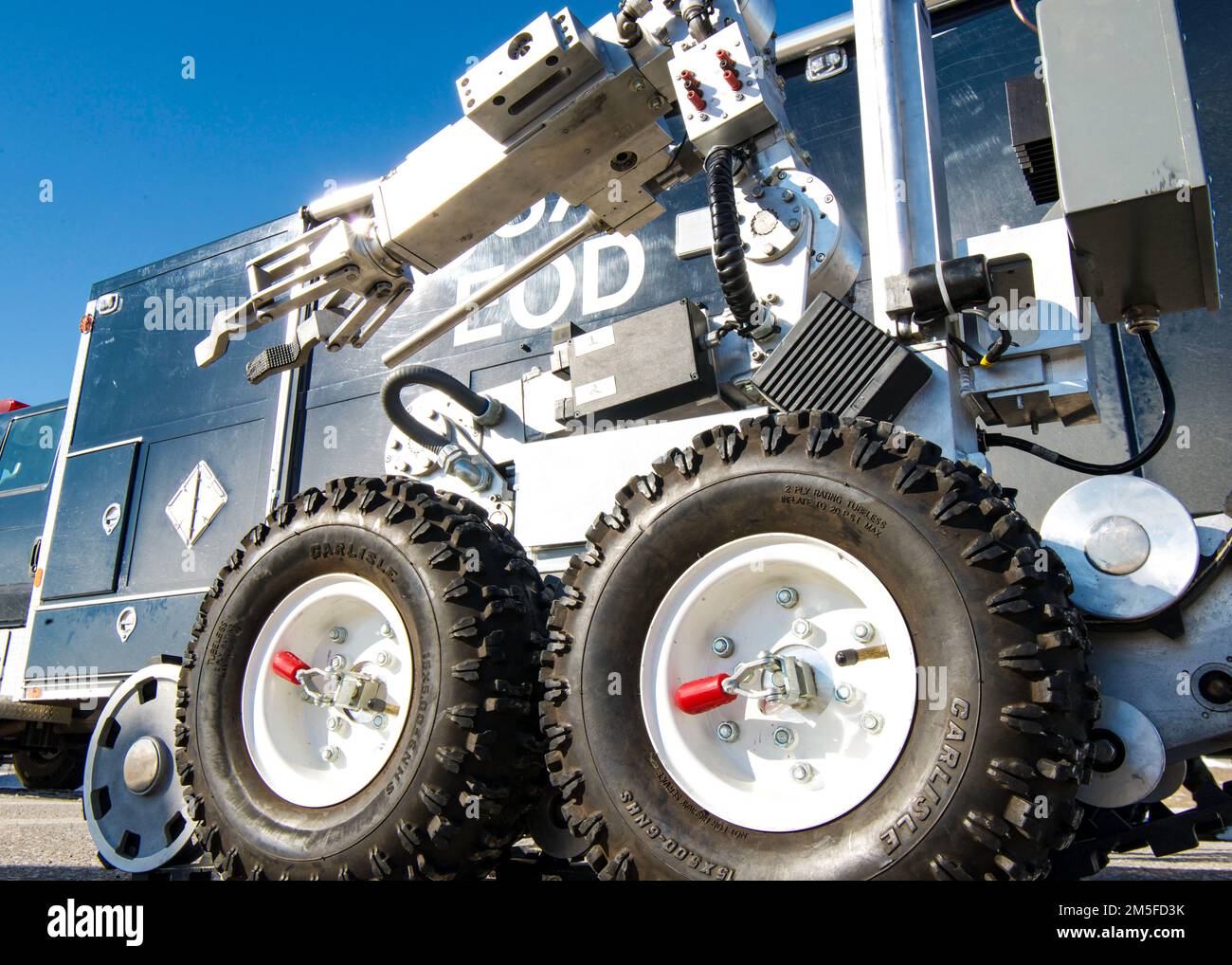 Un robot telecomandato, gestito dall'unità di smaltimento dell'ordinanza esplosiva della base dell'aeronautica militare Minot del 5th, dello squadrone di ingegneria civile e della squadra di bomba del dipartimento di polizia Minot, si porta a un veicolo per smaltire un'ordinanza esplosiva durante un'esercitazione di rilevamento e rimozione delle bombe il 11 marzo 2022, Alla scuola media Erik Ramstad di Minot, North Dakota. I membri dei servizi di emergenza e di legge di Minot insieme al personale della base dell'aeronautica di Minot avevano l'opportunità unica di allenarsi insieme sullo smaltimento delle bombe e sulle esercitazioni di rilevamento in un ambiente scolastico. Foto Stock