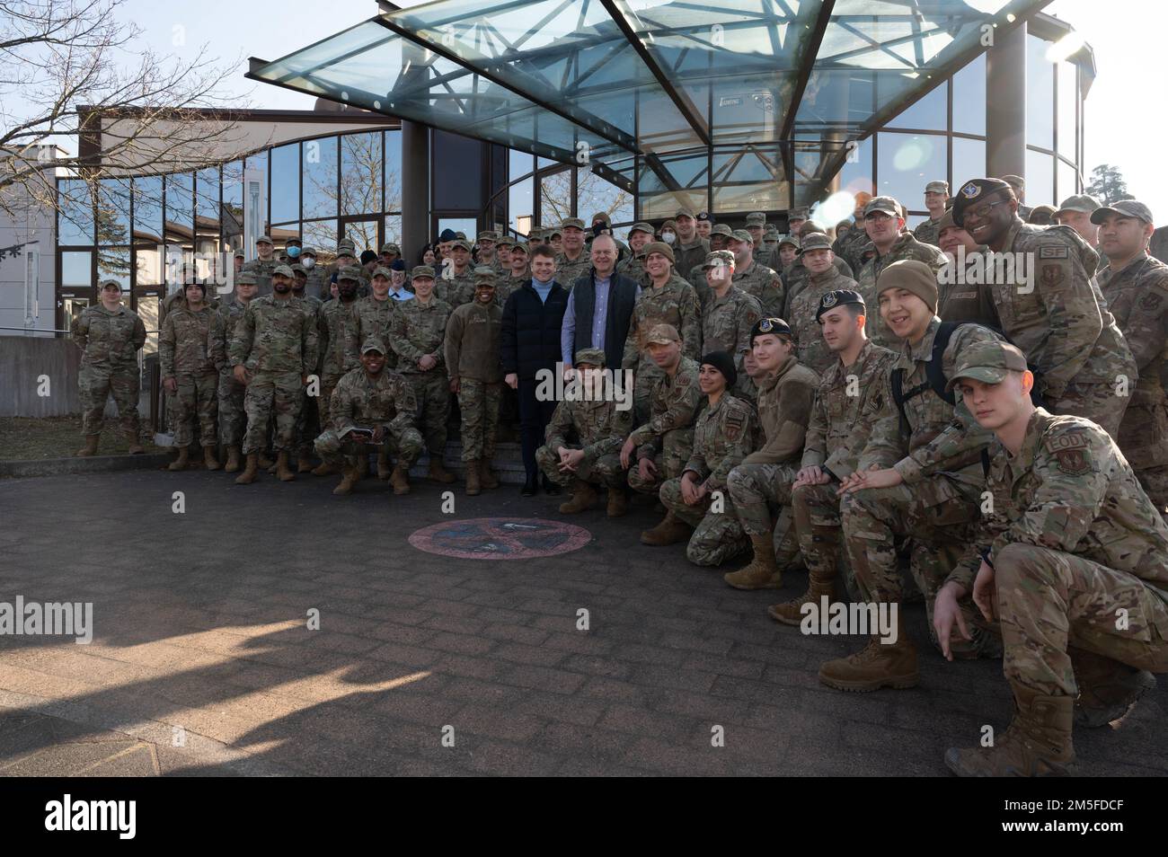 Il Capo Maestro in pensione Sergente dell'Aeronautica militare #16 James A. Roy posa per una foto con tutti i partecipanti alla Ramstein Air base, Germania, 11 marzo 2022. Roy ha parlato di resilienza, mentorship e problemi di salute mentale durante la chiamata generale. Foto Stock