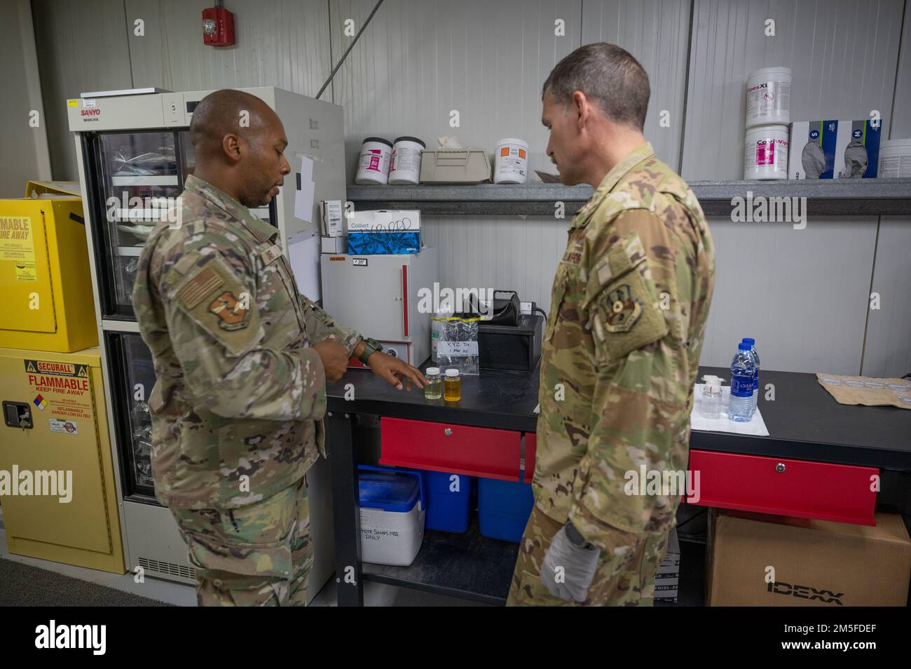 STATI UNITI Tecnologia Air Force. Derrick Baker, 380th Expeditionary Medical Group bioambientale NCOIC, passa attraverso le procedure di analisi di acqua e ghiaccio con Briga. Andrew Clark, 380th comandante dell'ala espeditionaria, alla base aerea di al Dhafra, Emirati Arabi Uniti, 11 marzo 2022. Clark sta lavorando con Airmen intorno all'ADAB come parte di un programma di "Leadership on Location" per sottolineare i contributi forniti alla missione dell'aeronautica in ogni squadrone. Foto Stock