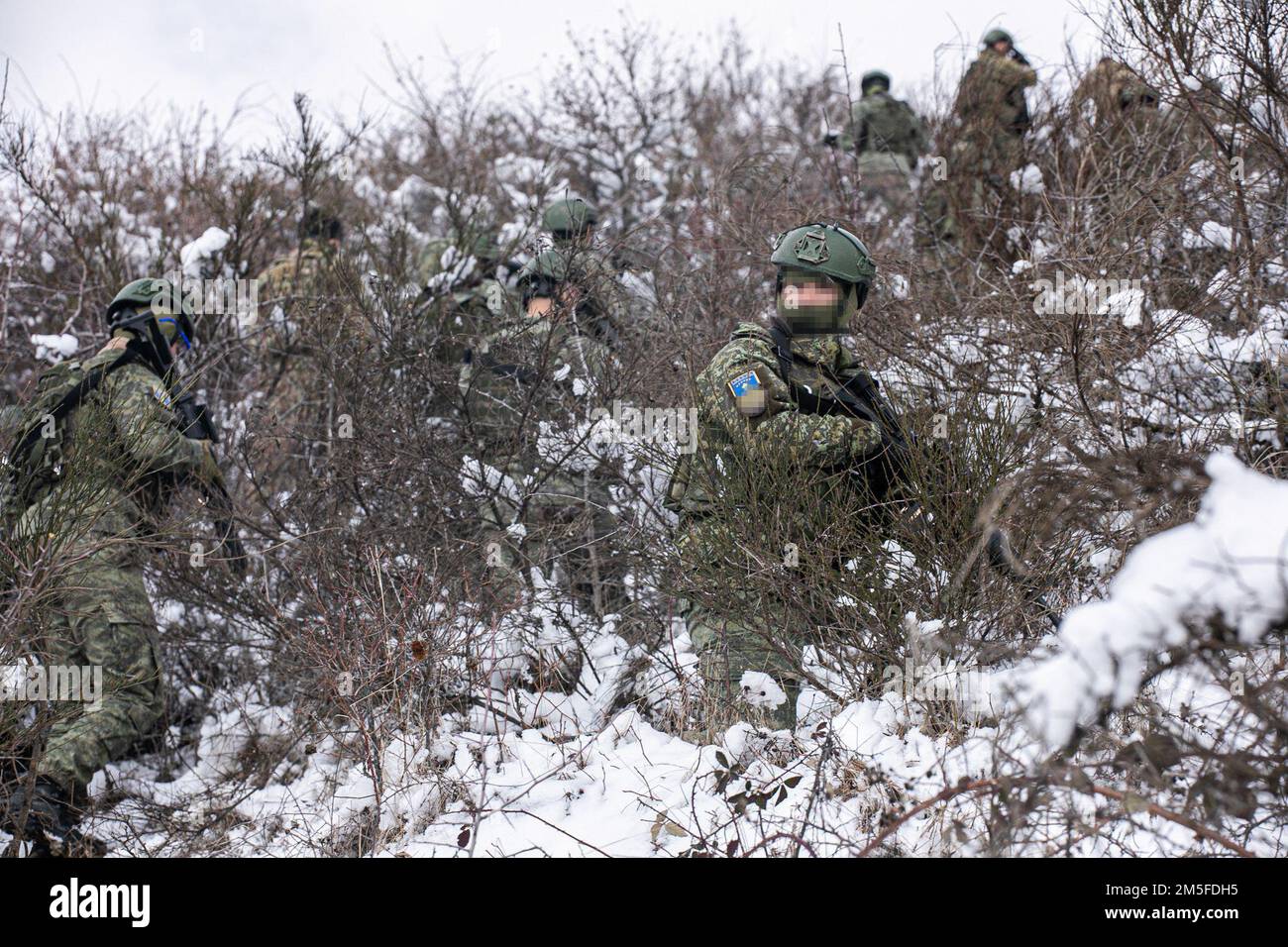 I membri delle forze di sicurezza del Kosovo si ritirano dalla sicurezza durante un esercizio di addestramento bilaterale (BILAT) con i membri del 10th Special Forces Group 11 marzo 2022, a Pristina, in Kosovo. La formazione bilaterale in Kosovo è stata condotta per rafforzare le relazioni e aumentare l'interoperabilità tra le nazioni partner nei Balcani occidentali. Foto Stock