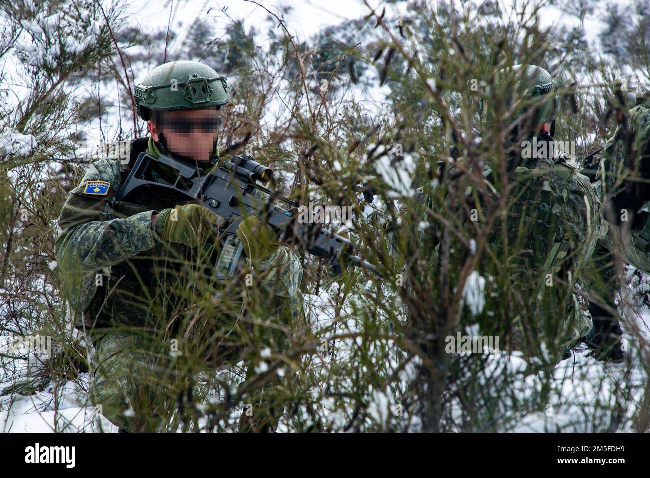 I membri delle forze di sicurezza del Kosovo si ritirano dalla sicurezza durante un esercizio di addestramento bilaterale (BILAT) con i membri del 10th Special Forces Group 11 marzo 2022, a Pristina, in Kosovo. La formazione bilaterale in Kosovo è stata condotta per rafforzare le relazioni e aumentare l'interoperabilità tra le nazioni partner nei Balcani occidentali. Foto Stock