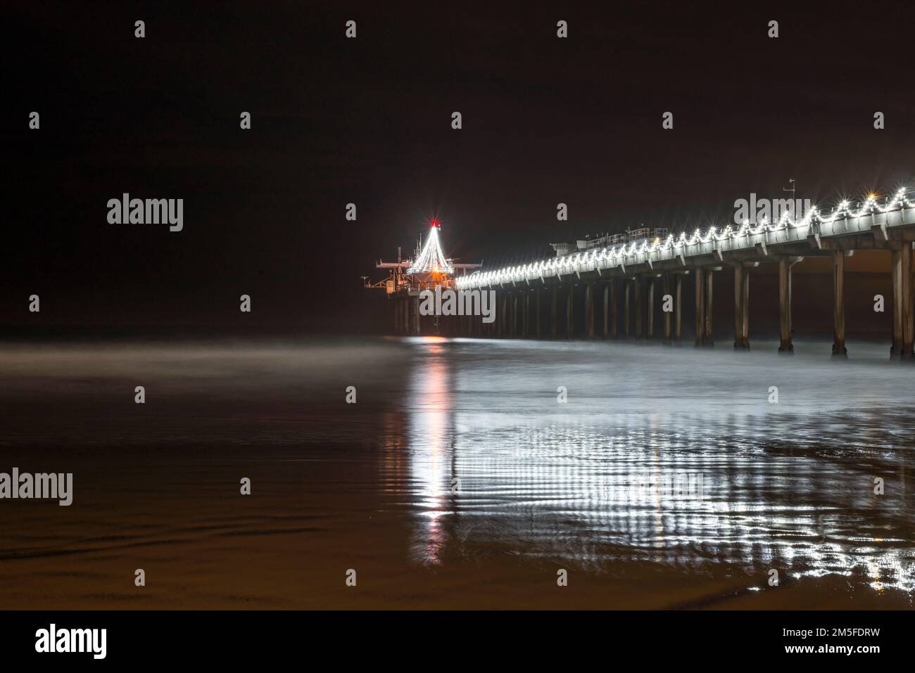 Scripps Pier con luci natalizie catturate al mattino presto. La Jolla, California, Stati Uniti. Foto Stock