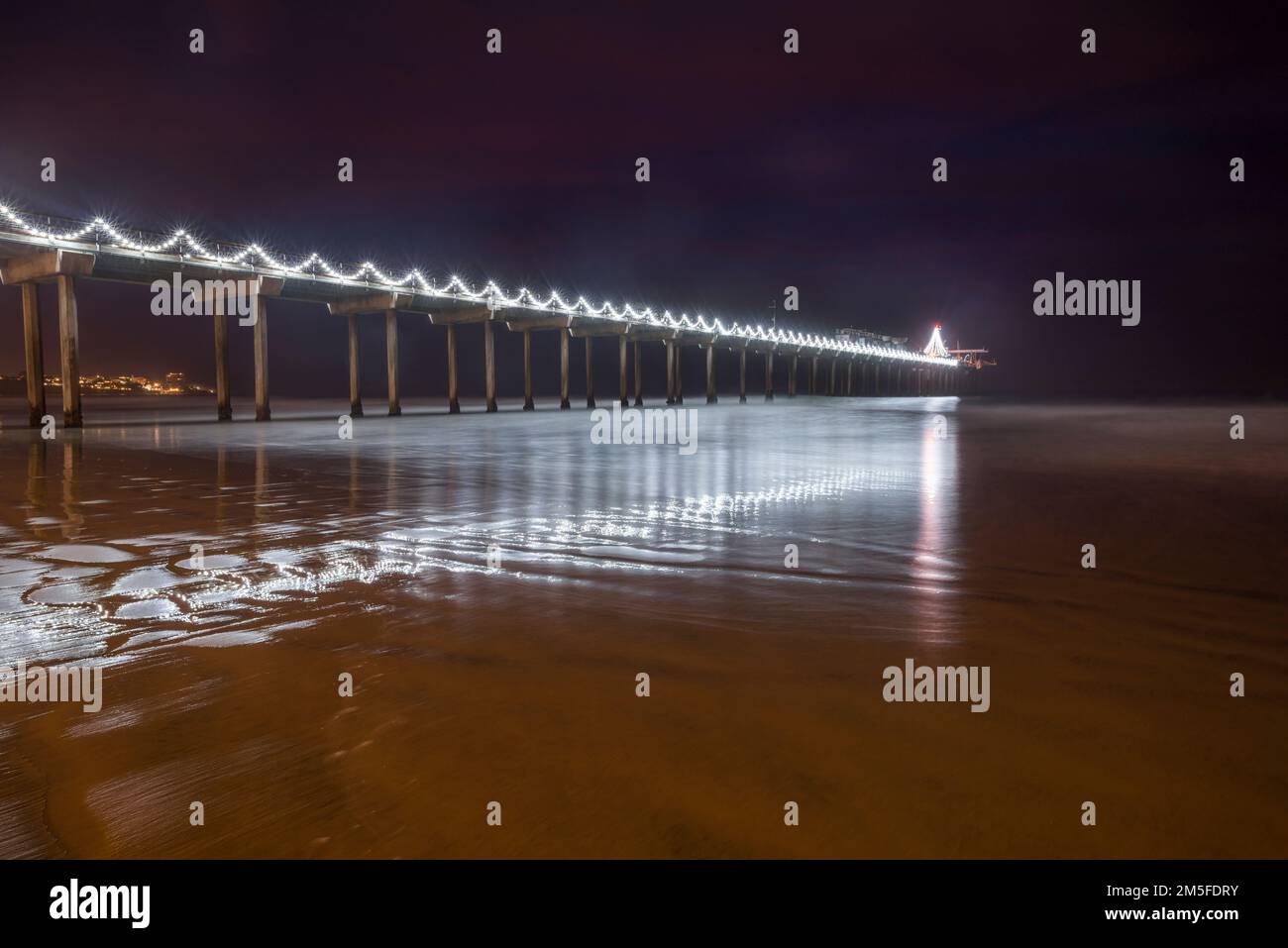 Scripps Pier con luci natalizie catturate al mattino presto. La Jolla, California, Stati Uniti. Foto Stock