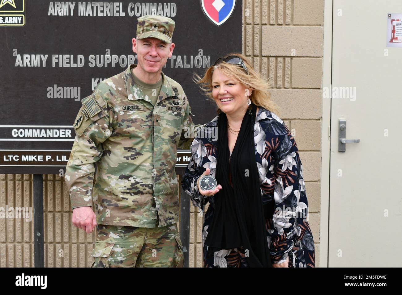 Brig. Lance G. Curtis, vice comandante generale, 1st Theater Sustainment Command, si pone con Jennifer Weathers, assistente esecutivo del comandante, 401st Army Field Support Brigade, dopo averle presentato una moneta per l'eccellenza durante la circolazione sul campo di battaglia a Camp Arifjan, Kuwait, 11 marzo 2022. Curtis ha girato le strutture dell’unità e ha riconosciuto i soldati per l’eccellenza. Foto Stock