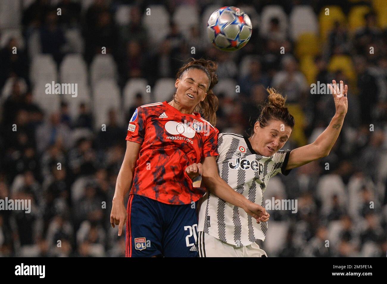 Delphine Cascarino (Olympique Lyonnais) salta per la palla con cristiana Girelli (Juventus) durante la partita UEFA Women's Champions League di gruppo C BE Foto Stock