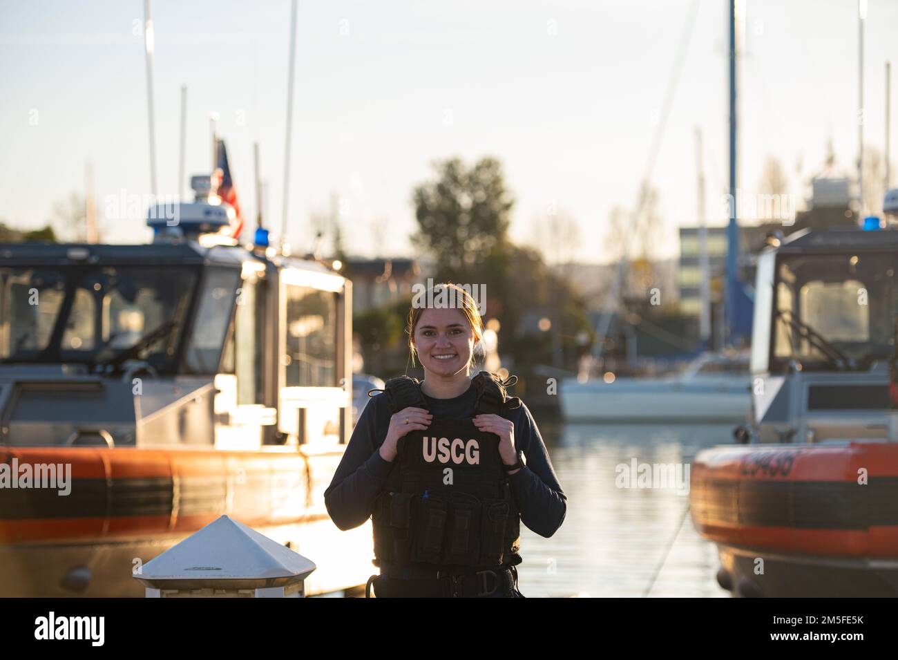 Petty Officer 3rd Class Alexandra Souza, uno specialista delle forze dell'ordine marittimo di stanza al Maritime Safety and Security Team (MSST) San Francisco (91105), si presenta per un ritratto ambientale sulla base della Guardia Costiera Alameda, California, 11 marzo 2022. “La mia parte preferita di essere al MSST sarebbe le opportunità a disposizione dei membri”, ha affermato Souza. "Sono riuscito a recarsi in più scuole "C" per ampliare le mie conoscenze e ci sono così tante opportunità all'interno dell'unità per diventare leader". Foto Stock
