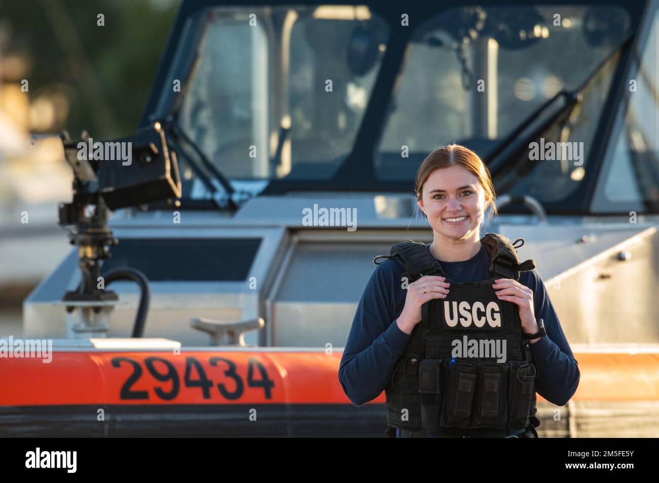 Petty Officer 3rd Class Alexandra Souza, uno specialista delle forze dell'ordine marittimo di stanza al Maritime Safety and Security Team (MSST) San Francisco (91105), si presenta per un ritratto ambientale sulla base della Guardia Costiera Alameda, California, 11 marzo 2022. “La mia parte preferita di essere al MSST sarebbe le opportunità a disposizione dei membri”, ha affermato Souza. "Sono riuscito a recarsi in più scuole "C" per ampliare le mie conoscenze e ci sono così tante opportunità all'interno dell'unità per diventare leader". Foto Stock