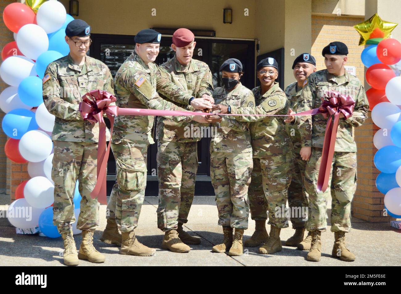 Brig. Il generale David Doyle, comandante del Joint Readiness Training Center e Fort Polk, Louisiana, si è Unito all'installazione Dental Health Commander, col. Anita Kimbrough, Major. Matthew Massey e SPC. Brianna Easley per una cerimonia di taglio del nastro e di riapertura della clinica odontoiatrica Chesser marzo 11. Foto Stock