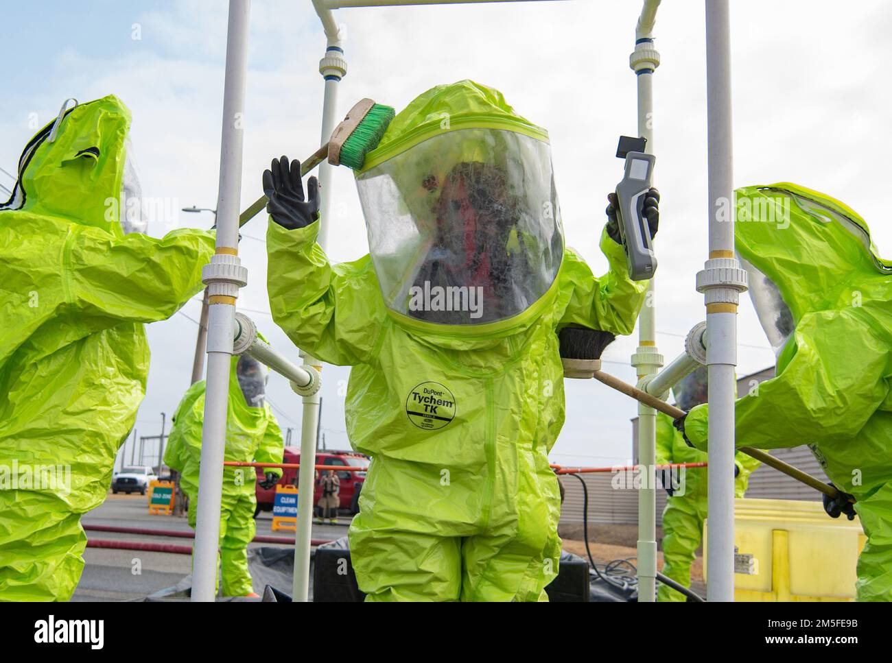 Gli airmen con il negozio di gestione delle emergenze dell'ingegnere civile Squadron del 8th eseguono un'analisi completa dopo aver raccolto campioni simulati di materiali pericolosi durante il corso di decontaminazione dei materiali pericolosi presso la base aerea di Kunsan, Repubblica di Corea, 11 marzo 2022. Gli Airmen della 8th Fighter Wing si allenano costantemente per mantenere uno stato di preparazione più elevato, che include la flessibilità delle loro capacità di coordinare rapidamente la difesa di base, la risposta di emergenza e la rapida generazione di energia aerea. Foto Stock