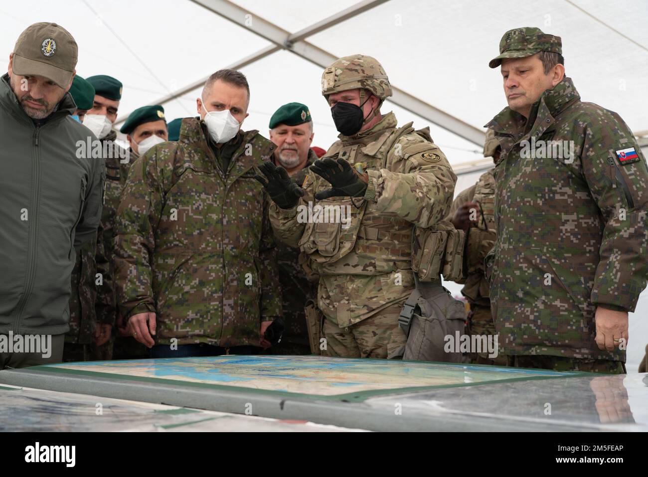 NEGLI STATI UNITI Soldier briefing Marian Majer, il Vice Ministro del Ministero della Difesa della Repubblica Slovacca durante lo Sciopero Saber 22 presso la zona di addestramento militare Lest, Slovacchia, 11 marzo 2022. Saber Strike 22 è un esercizio multinazionale dal 18 febbraio al 18 marzo 2022, che include la partecipazione di 13 nazioni alleate e partner della NATO. L'esercizio è volto a dimostrare le capacità collettive della NATO di operare in condizioni austere e dimostrare che siamo più forti insieme. Foto Stock