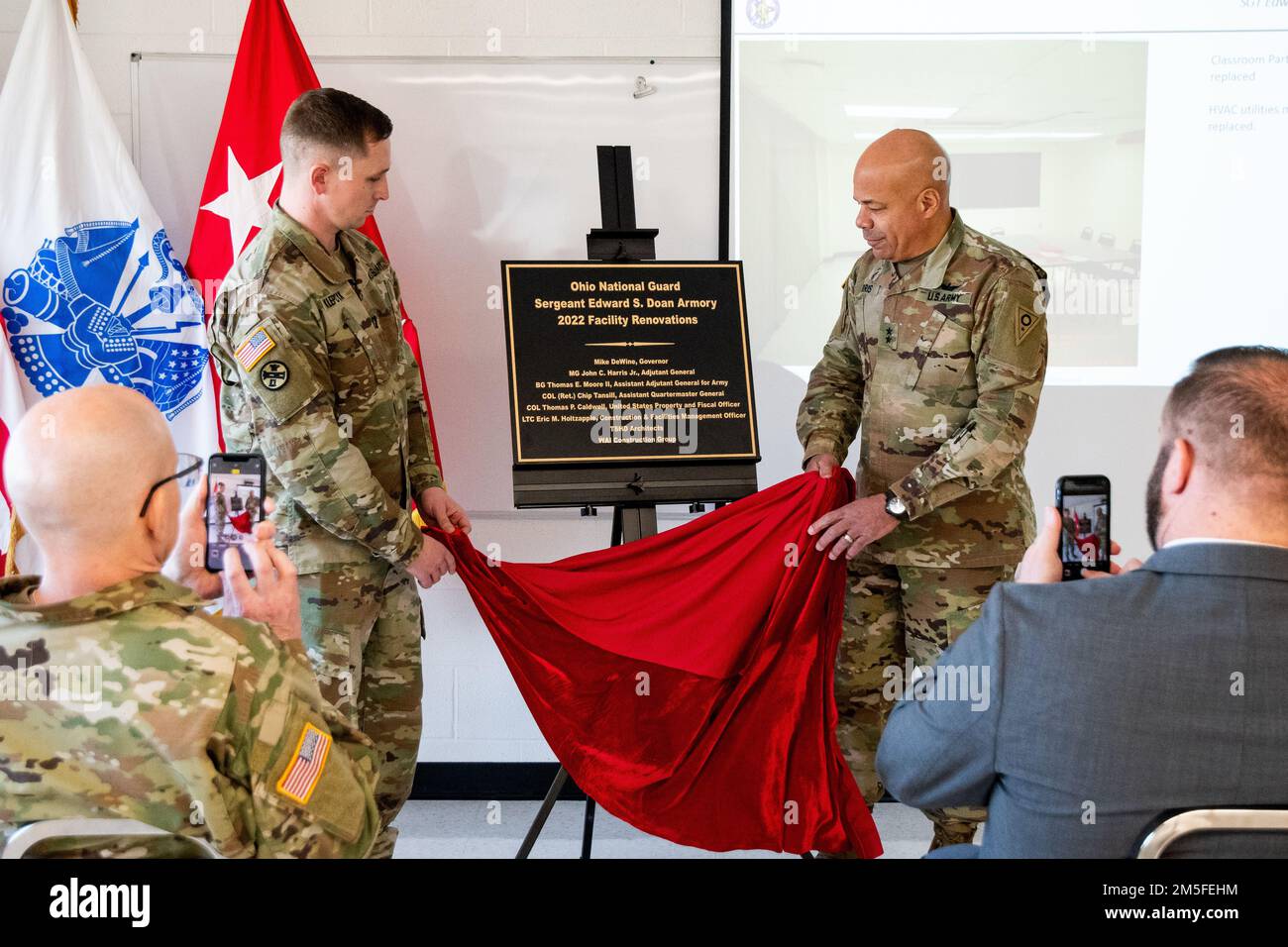 John C. Harris Jr. (A destra), generale aggiunto dell'Ohio, e il capitano David W. Kleppyk, comandante della 1191st Engineer Company, svelano una targa durante la cerimonia di redimissione per la Sgt. Edward S. Doan Armory 11 marzo 2022, a Portsmouth, Ohio. La struttura è stata sottoposta a un rinnovo di due anni, 1,8 milioni di dollari, che includeva una nuova recinzione perimetrale; riparazioni in muratura; nuove finestre, tetti e porte; aggiornamenti dell'illuminazione; e una cucina completamente rinnovata. Foto Stock