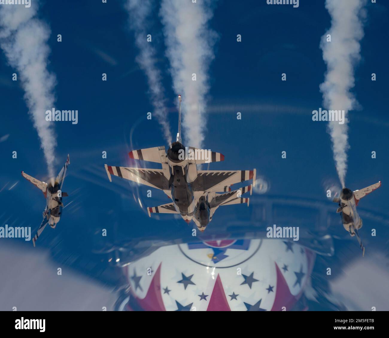 Lo squadrone di dimostrazione dell'aeronautica degli Stati Uniti 'Thunderbirds' si esibisce sopra la base dell'aeronautica di Nellis, Nevada, 11 marzo 2022. I Thunderbirds hanno ottenuto la certificazione COMACC il giorno prima, autorizzandoli a esibirsi per la stagione 2022. Foto Stock
