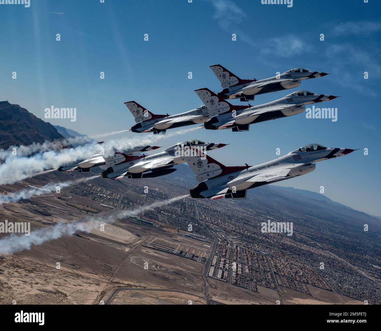 Lo squadrone di dimostrazione dell'aeronautica degli Stati Uniti 'Thunderbirds' si esibisce sopra la base dell'aeronautica di Nellis, Nevada, 11 marzo 2022. I Thunderbirds hanno ottenuto la certificazione COMACC il giorno prima, autorizzandoli a esibirsi per la stagione 2022. Foto Stock