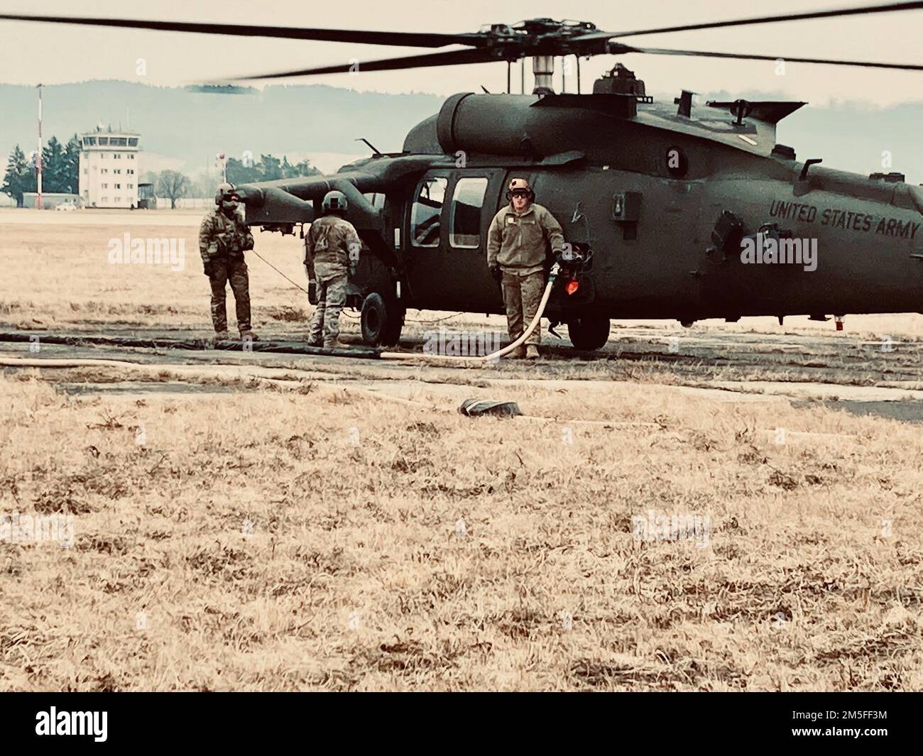 Sliač Airbase, Slovacchia - Spearhead 3-227TH AHB ha condotto operazioni di assalto aereo e di supporto aereo con l'elemento alare rotante slovacco in Saber Strike 22 per migliorare l'interoperabilità con i nostri paesi partner. Questa formazione ha portato ad un aumento del potere di combattimento e della preparazione al combattimento all'interno dei nostri equipaggi, attrezzature e velivoli in un ambiente austero invernale. Foto Stock Sliač Airbase, Slovacchia - Spearhead 3-227TH AHB ha condotto operazioni di assalto aereo e di supporto aereo con l'elemento alare rotante slovacco in Saber Strike 22 per migliorare l'interoperabilità con i nostri paesi partner. Questa formazione ha portato ad un aumento del potere di combattimento e della preparazione al combattimento all'interno dei nostri equipaggi, attrezzature e velivoli in un ambiente austero invernale. Foto Stock