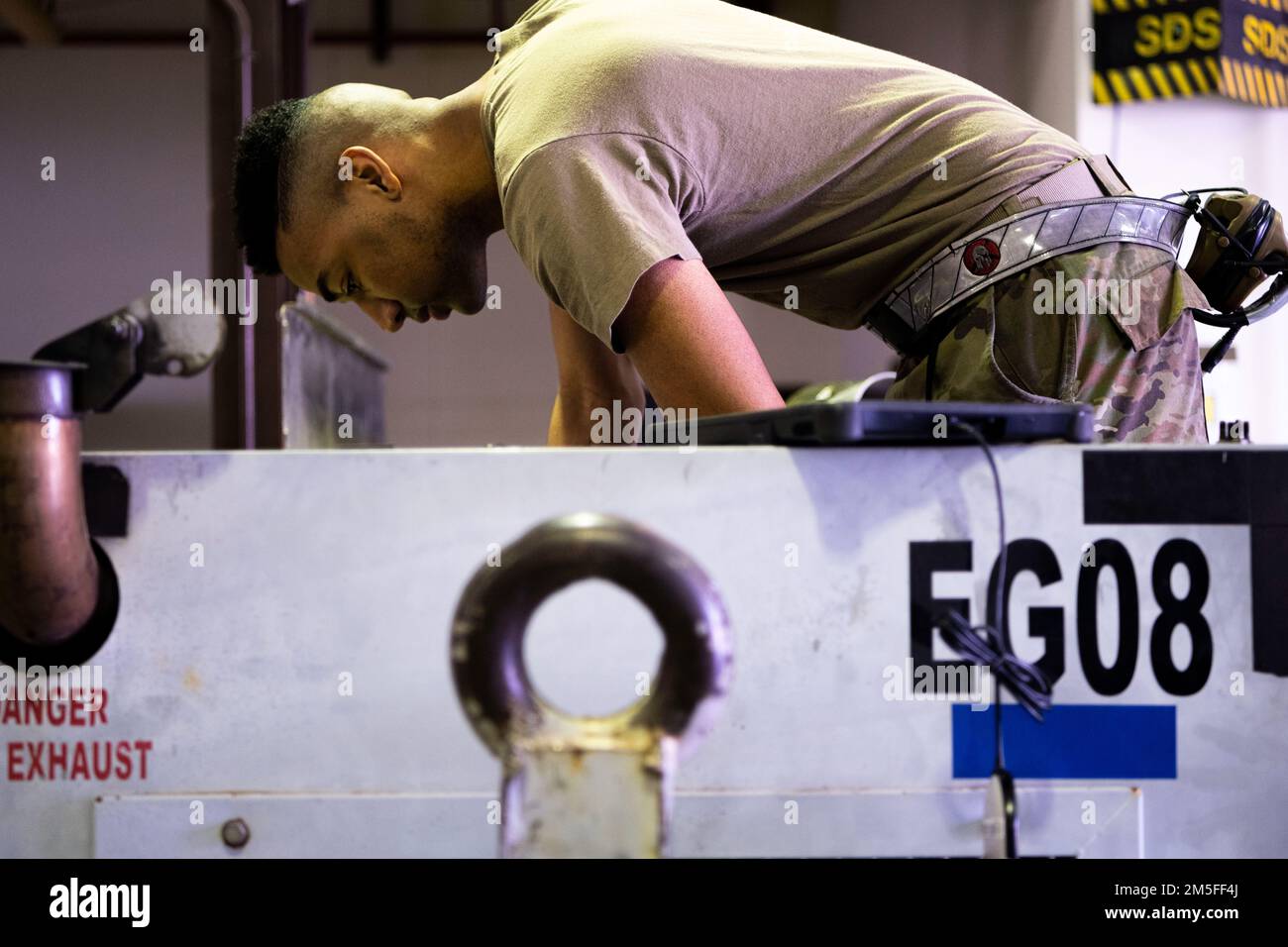 Senior Airman Zachory Walls, un esperto di attrezzature aerospaziali a terra assegnato al 39th Maintenance Squadron, sostituisce gli iniettori di carburante su un motore presso la Incirlik Air base, Turchia, 11 marzo 2022. AGE svolge un ruolo fondamentale nel proseguire la missione, mantenendo e riparando le attrezzature che forniscono elettricità, pressione idraulica e pressione dell'aria agli aeromobili collegati a terra, assicurandosi che siano pronti per il volo. Il 39th MXS è composto da diverse squadre che lavorano contemporaneamente per fornire manutenzione di aerei di livello intermedio, munizioni convenzionali e materiale di riserva di guerra a sostegno di contin d'oltremare Foto Stock