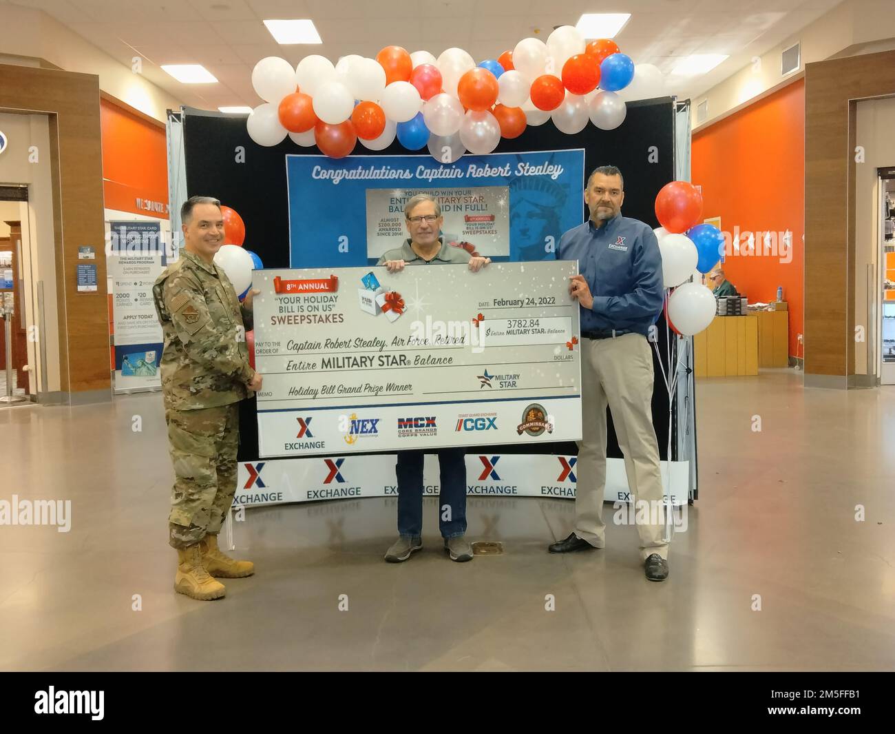 Congratulazioni ai 40 vincitori della STAR MILITARE il suo conto di Natale è per noi il concorso a premi! I vincitori hanno ricevuto più di $$38.000 in premi, tra cui i cinque vincitori del primo premio che hanno pagato l'intero conto di vacanza, quasi $16.000! Nella foto da sinistra a destra: 377th Air base Wing Commander col. Jason Vationi, STAR MILITARE la sua lettera di vettura natalizia è su di noi il vincitore del primo premio in pensione del capitano dell'aeronautica Robert Stealey e il direttore generale di Kirtland BX Daniel Enderle alla presentazione del premio al Kirtland Air Force base Exchange. Foto Stock