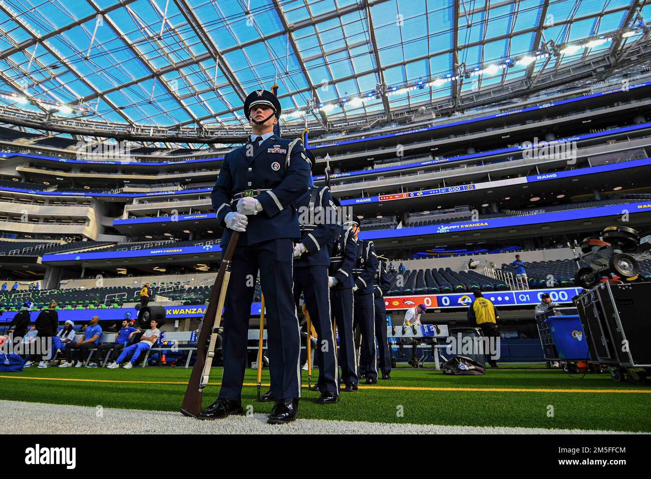 Inglewood, California, Stati Uniti. 25th Dec, 2022. La Guardia d'onore del lancio spaziale Delta 30 si prepara a prendere il campo prima di una partita in casa dei Los Angeles Rams a Inglewood, California, dicembre. 25, 2022. Questa è la prima volta che Vandenberg ha presentato i colori ad un evento sportivo professionale da quando è diventato un americano Base forza spaziale in 2021. Credito: USA Space Force/ZUMA Press Wire Service/ZUMAPRESS.com/Alamy Live News Foto Stock