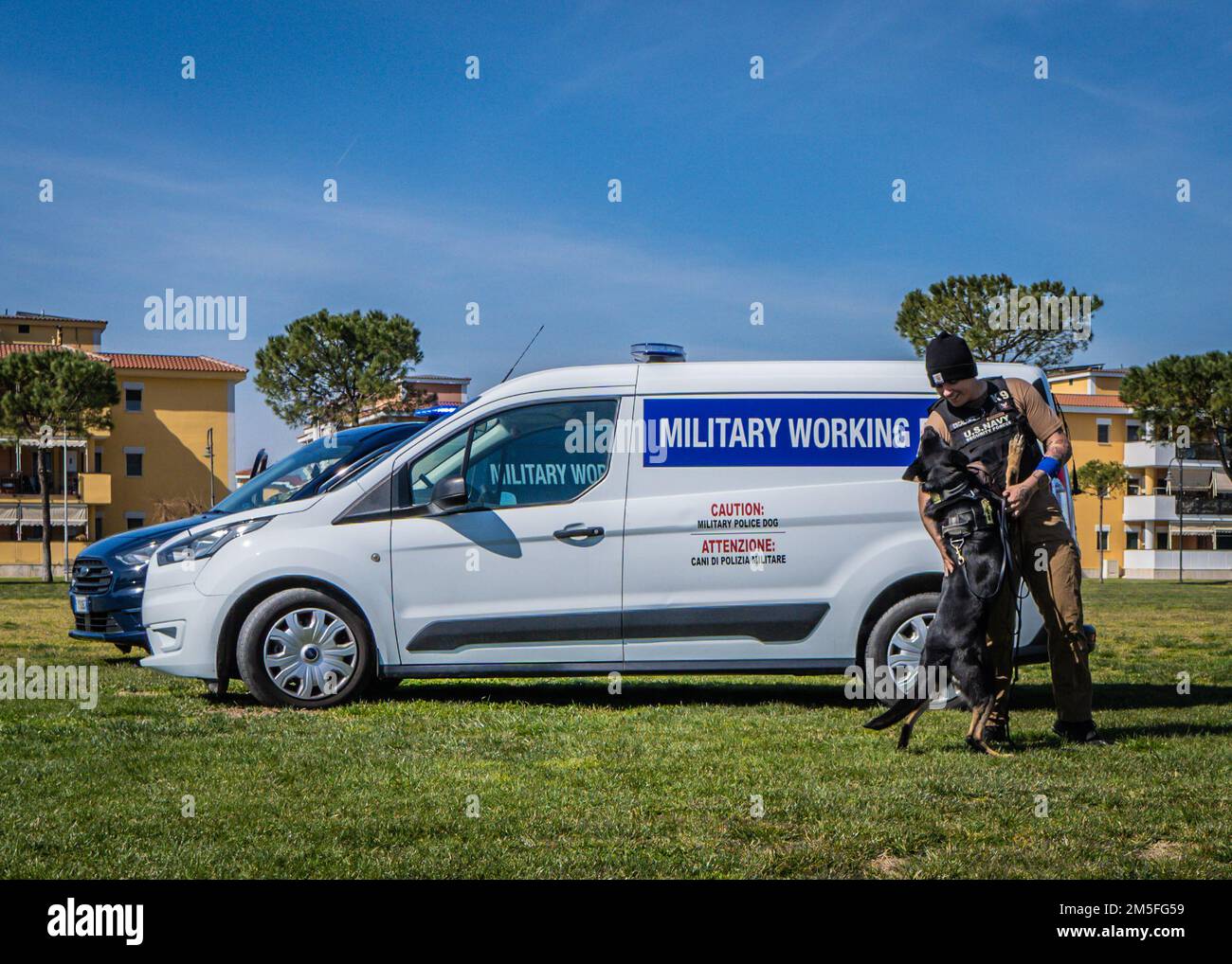STATI UNITI Navy Military Working Dog (MWD) Szana partecipa a una dimostrazione di abilità con MWD handler Master-at-Arms 3rd Class Xavier Escalante a bordo Naval Support Activity (NSA) Napoli Support Site a Gricignano, Italia, 12 marzo 2022. La dimostrazione di abilità fa parte della celebrazione della Giornata dei Veterani K-9 della NSA Naples MWD Security Team, organizzata per commemorare il servizio e i sacrifici dei cani militari e da lavoro americani e per educare i membri della comunità NSA Naples al programma MWD. La NSA Naples è una base operativa a terra che consente alle forze nazionali statunitensi, alleate e partner di essere dove si trovano Foto Stock