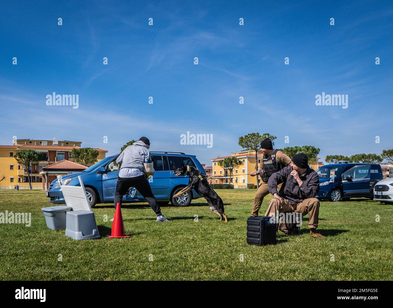 STATI UNITI Navy Military Working Dog (MWD) Szana, centro, partecipa a una dimostrazione di abilità con i gestori MWD e il personale di supporto dell'allevamento della Naval Support Activity (NSA) Napoli MWD Security Team a bordo del NSA Naples Support Site di Gricignano, 12 marzo 2022. La dimostrazione di abilità fa parte della celebrazione della Giornata dei Veterani K-9 della NSA Naples MWD Security Team, organizzata per commemorare il servizio e i sacrifici dei cani militari e da lavoro americani e per educare i membri della comunità NSA Naples al programma MWD. La NSA Naples è una base operativa a terra che consente agli Stati Uniti, agli alleati e alla par Foto Stock