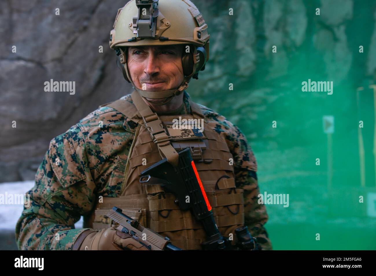 STATI UNITI Marine Corps 1st Sgt. Mark Miller, assegnato a Marine Wing Support Squadron 272, Marine Aircraft Group 26, 2D Marine Aircraft Wing, partecipa a una gamma di fuoco vivo in preparazione per Exercise Cold Response 2022, Bodo, Norvegia, 10 marzo 2022. Exercise Cold Response '22 è un esercizio biennale di preparazione e difesa nazionale norvegese che si svolge in tutta la Norvegia, con la partecipazione di ciascuno dei suoi servizi militari, nonché di altre 26 nazioni alleate dell'Organizzazione del Trattato del Nord Atlantico e partner regionali. Foto Stock