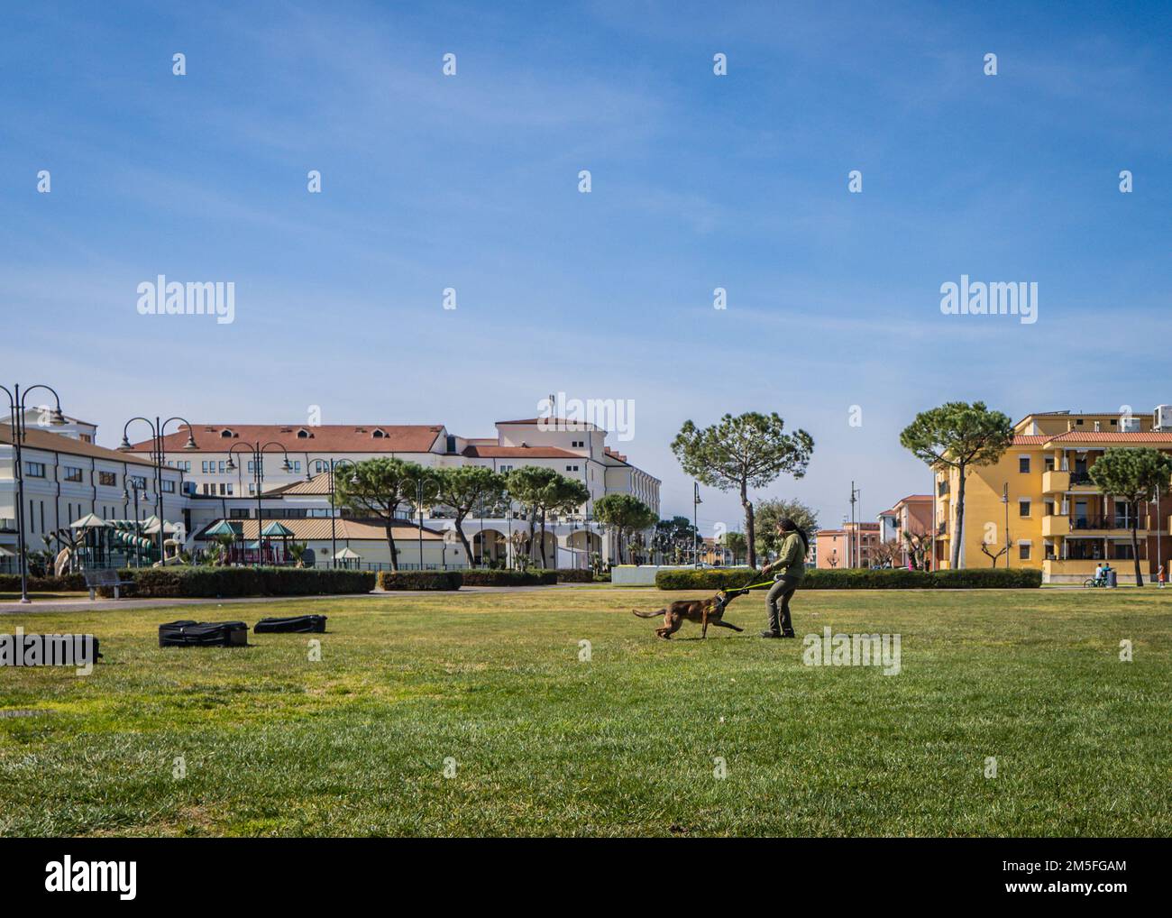 STATI UNITI Navy Military Working Dog (MWD) Debi partecipa a una dimostrazione di abilità con MWD handler Master-at-Arms 2nd Class Kashira Collins a bordo Naval Support Activity (NSA) Naples Support Site a Gricignano, Italia, 12 marzo 2022. La dimostrazione di abilità fa parte della celebrazione della Giornata dei Veterani K-9 della NSA Naples MWD Security Team, organizzata per commemorare il servizio e i sacrifici dei cani militari e da lavoro americani e per educare i membri della comunità NSA Naples al programma MWD. La NSA Naples è una base operativa a terra che consente alle forze nazionali statunitensi, alleate e partner di essere dove si trova Foto Stock