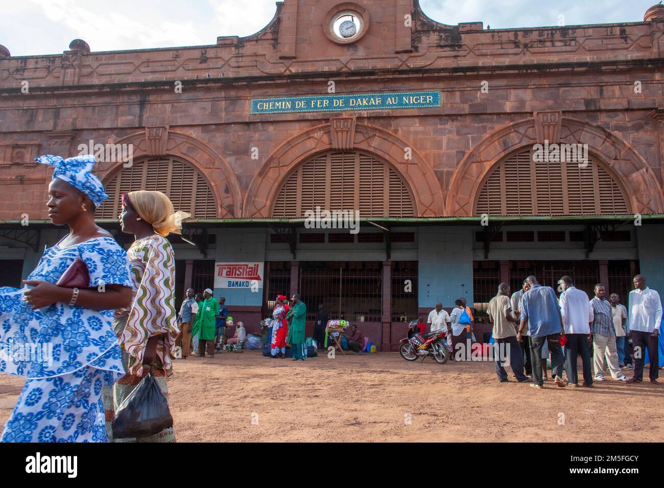 Stazione ferroviaria con passeggeri in Bamako, Mali, Africa occidentale Foto Stock