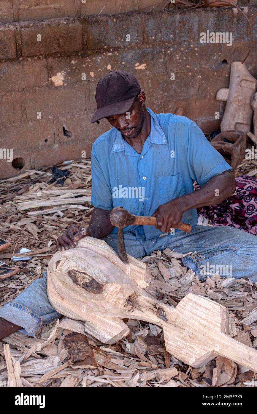 Marionette africane artefice di legno di scultura .la tradizione marionetta del Mali a Bamako, Africa occidentale. Foto Stock